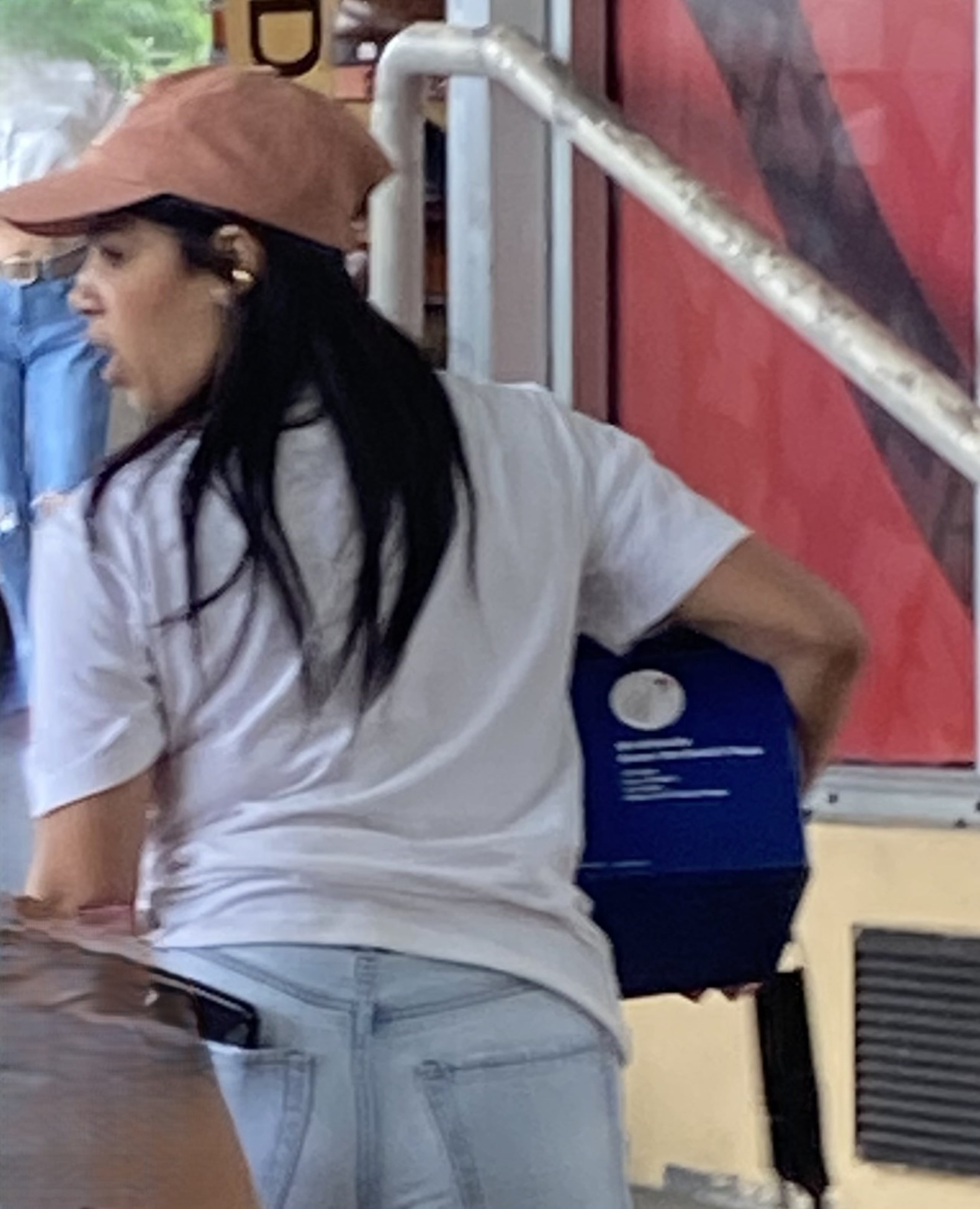 El CIC de Bayamón, distribuyó la imagen de esta mujer que es sospechosa de robo de mercancía de la tienda Always 99 en el centro comercial Rexville Plaza, domingo, 22 de diciembre de 2024.