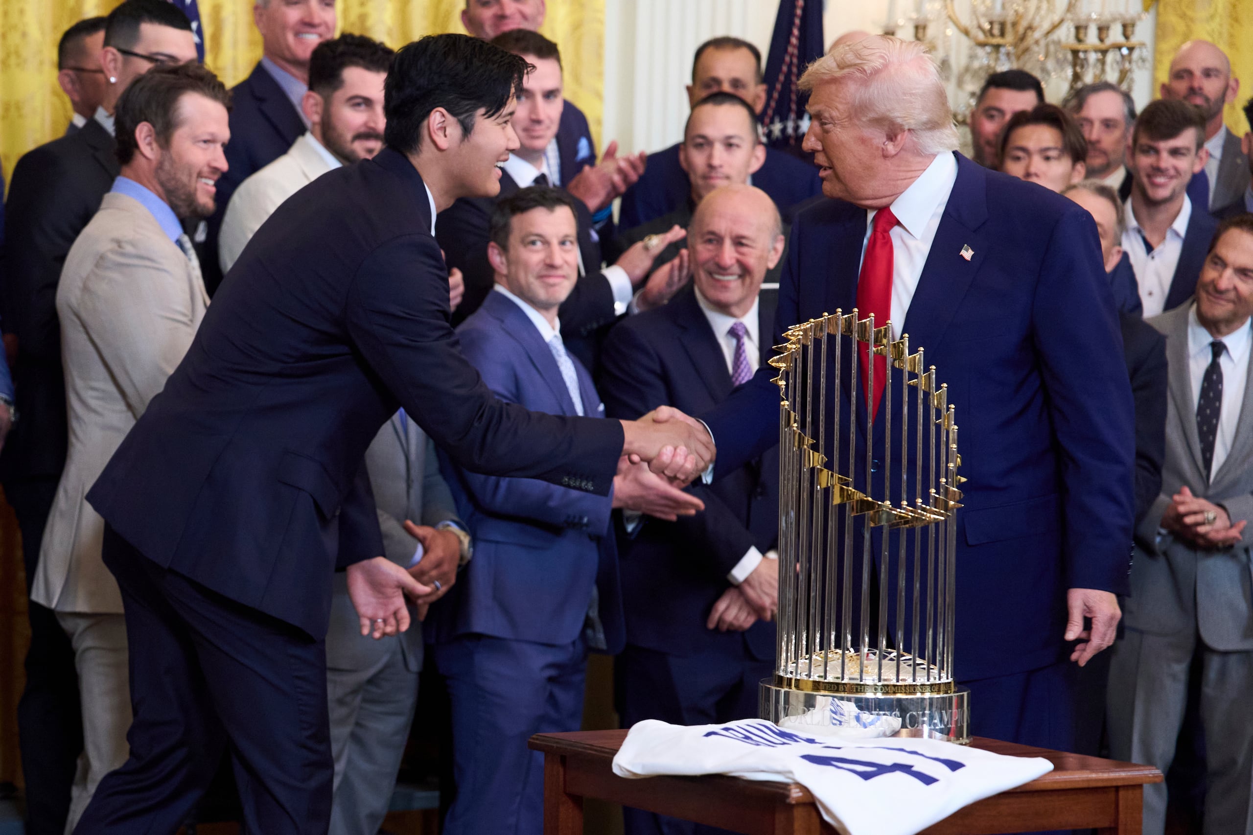 El presidente Donald Trump le da la mano a Shohei Ohtani de los Dodgers de Los Ángeles durante la ceremonia en la Casa Blanca para honrar a los campeones de la Serie Mundial el lunes 7 de abril del 2025.