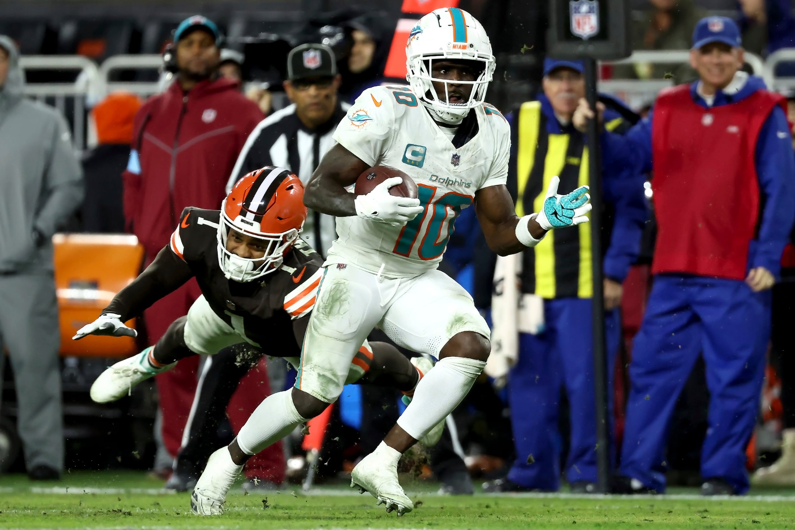El wide receiver Tyreek Hill (10), de los Dolphins de Miami, corre y deja atrás a Juan Thornhill (1), de los Browns de Cleveland, durante el partido de la NFL, el domingo 29 de diciembre de 2024, en Cleveland. (AP Foto/Kirk Irwin)