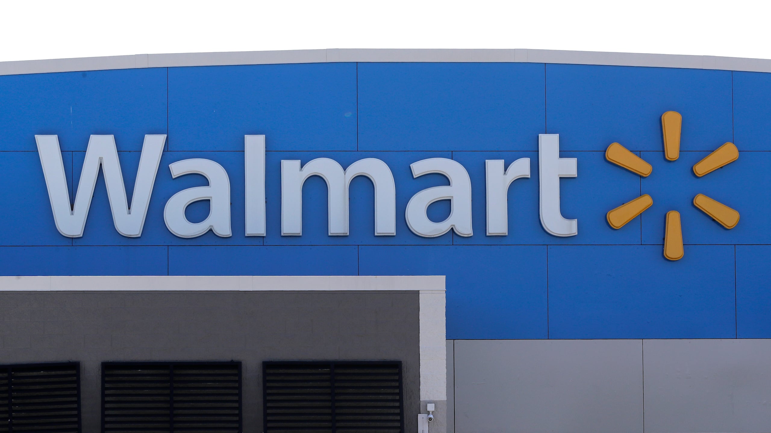 Walmart mencionó que la inteligencia artificial ya forma parte de casi todas las operaciones de Walmart y Sam’s Club, desde mejorar el catálogo de productos hasta agilizar la atención al cliente en un 40%.