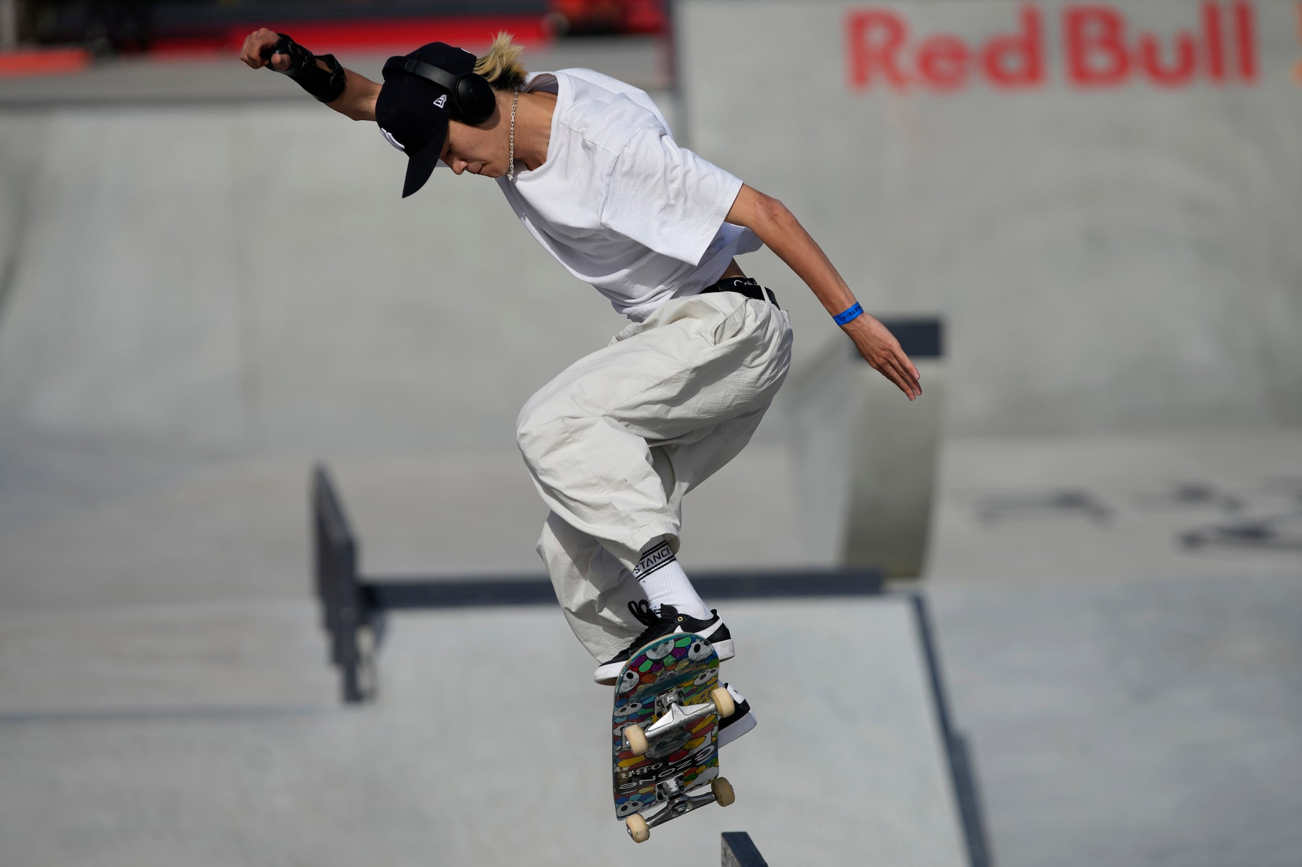 ARCHIVO - El japonés Sora Shirai entrena de cara al último día del campeonato mundial de skateboard en Sharjah, Emiratos Árabes Unidos, el domingo 5 de febrero de 2023 (AP Foto/Kamran Jebreili, archivo)