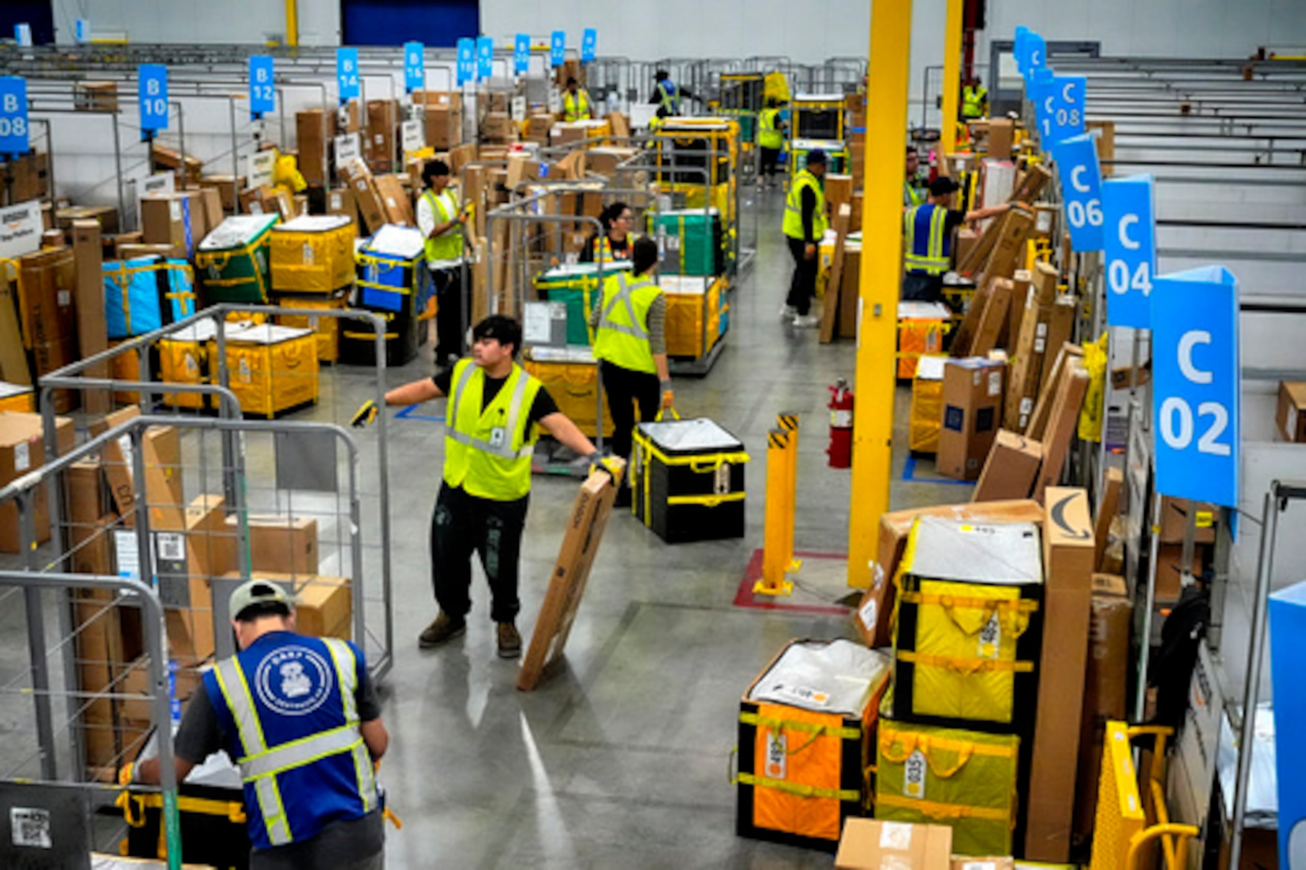 Empleados de Amazon preparan paquetes para el Prime Day.