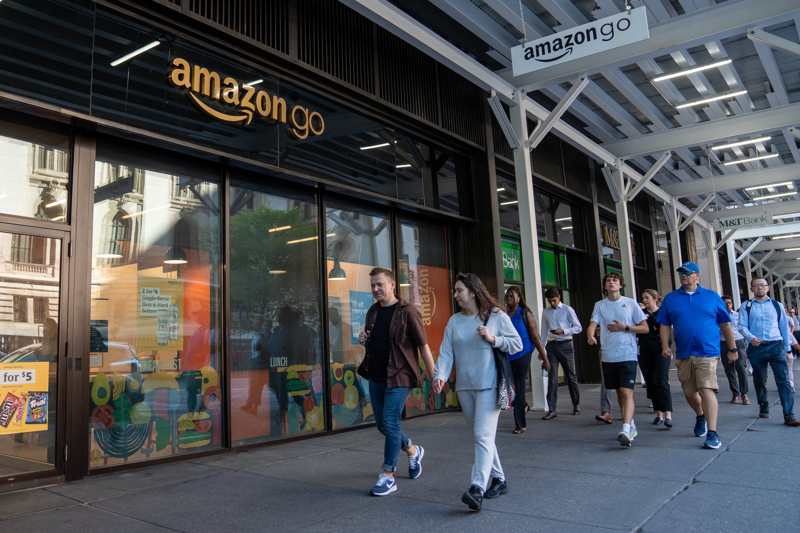 Personas caminan frente a la fachada de una tienda de la empresa Amazon, el 3 de julio en Manhattan, Nueva York (Estados Unidos). EFE/ Ángel Colmenares