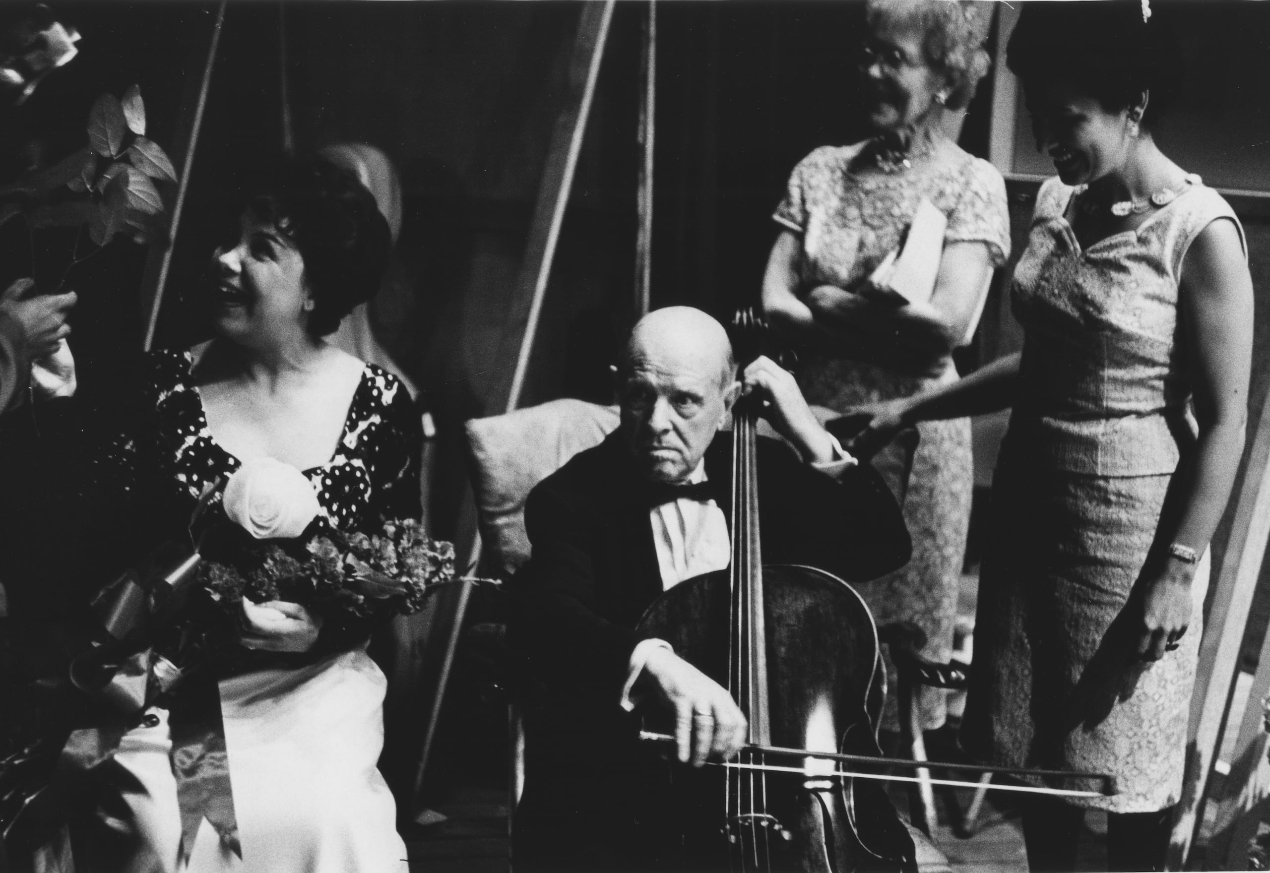 Fotografía cedida este domingo, 22 de octubre por The Pablo Casals Foundation Inc en la que se registró al legendario violonchelista y compositor español Pablo Casals (c), en San Juan (Puerto Rico). EFE/Vitas Valaitis/The Pablo Casals Foundation Inc