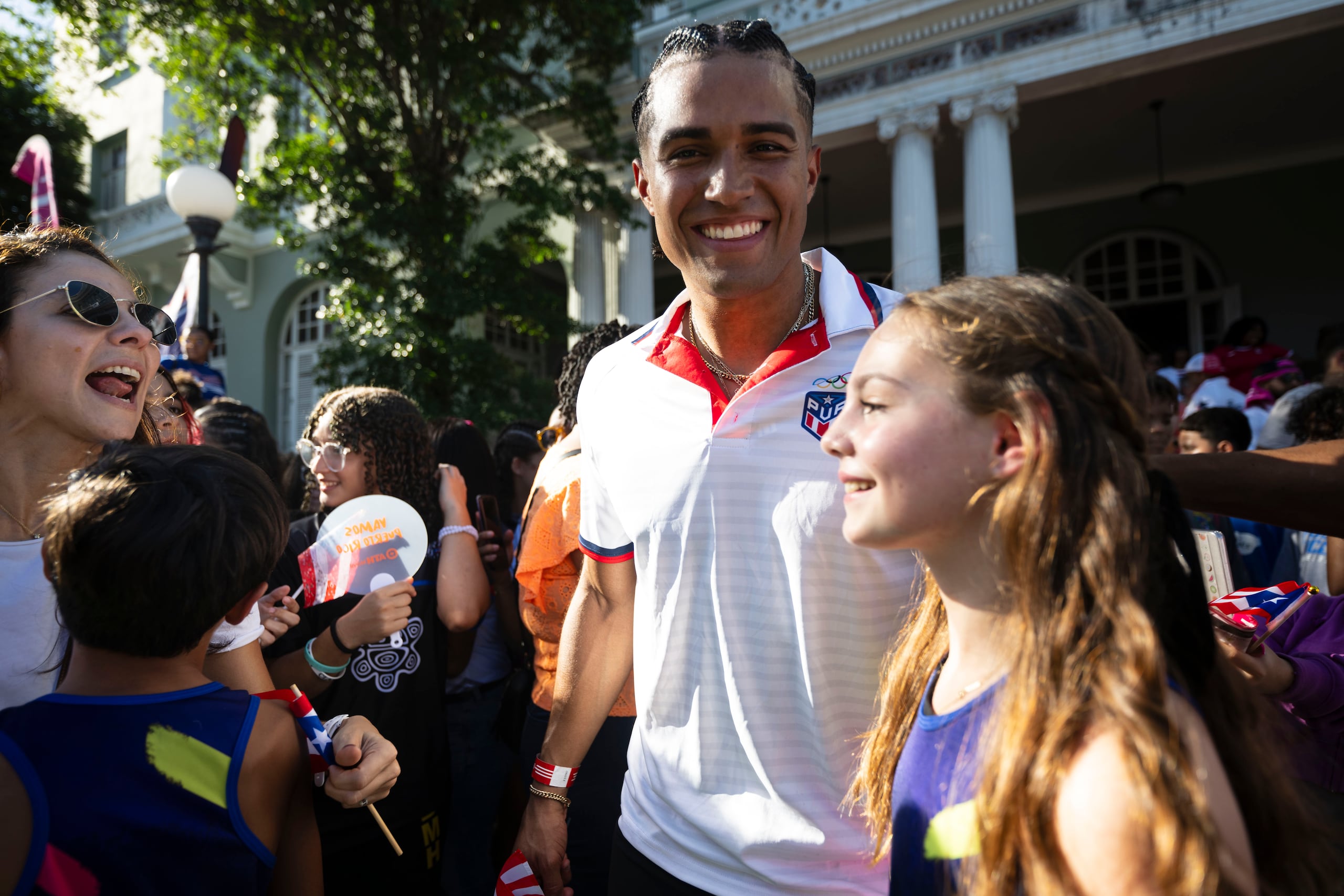 Ayden Owens Delerme comparte con jóvenes atletas durante la caravana que hizo el Copur el miércoles para los medallistas Jasmine Camacho Quinn y Sebastián Rivera.