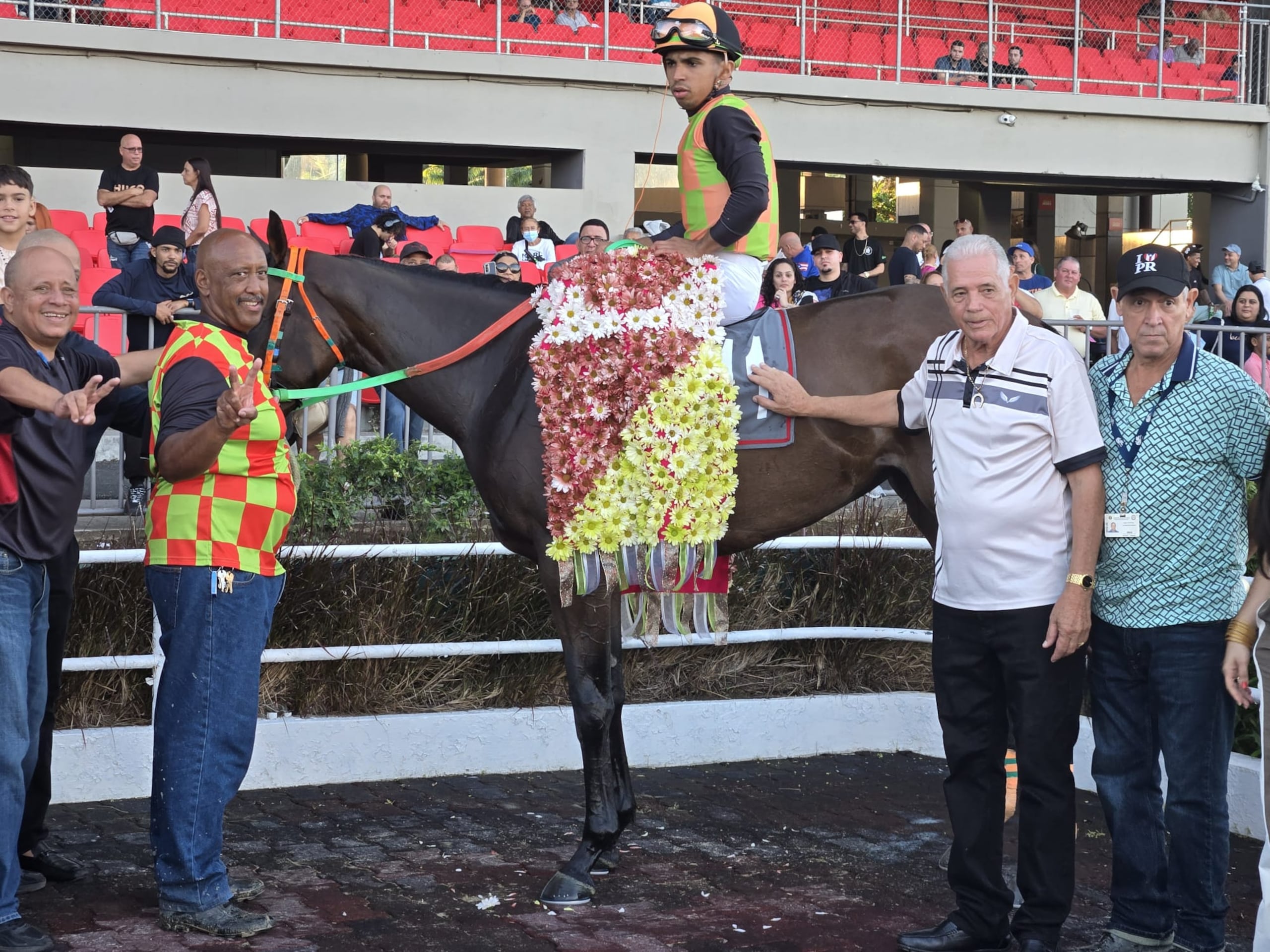 Caribbean Gal y su equipo de trabajo, en el círculo de ganadores luego de ganar este miércoles el clásico Verset Jet en el hipódromo Camarero.