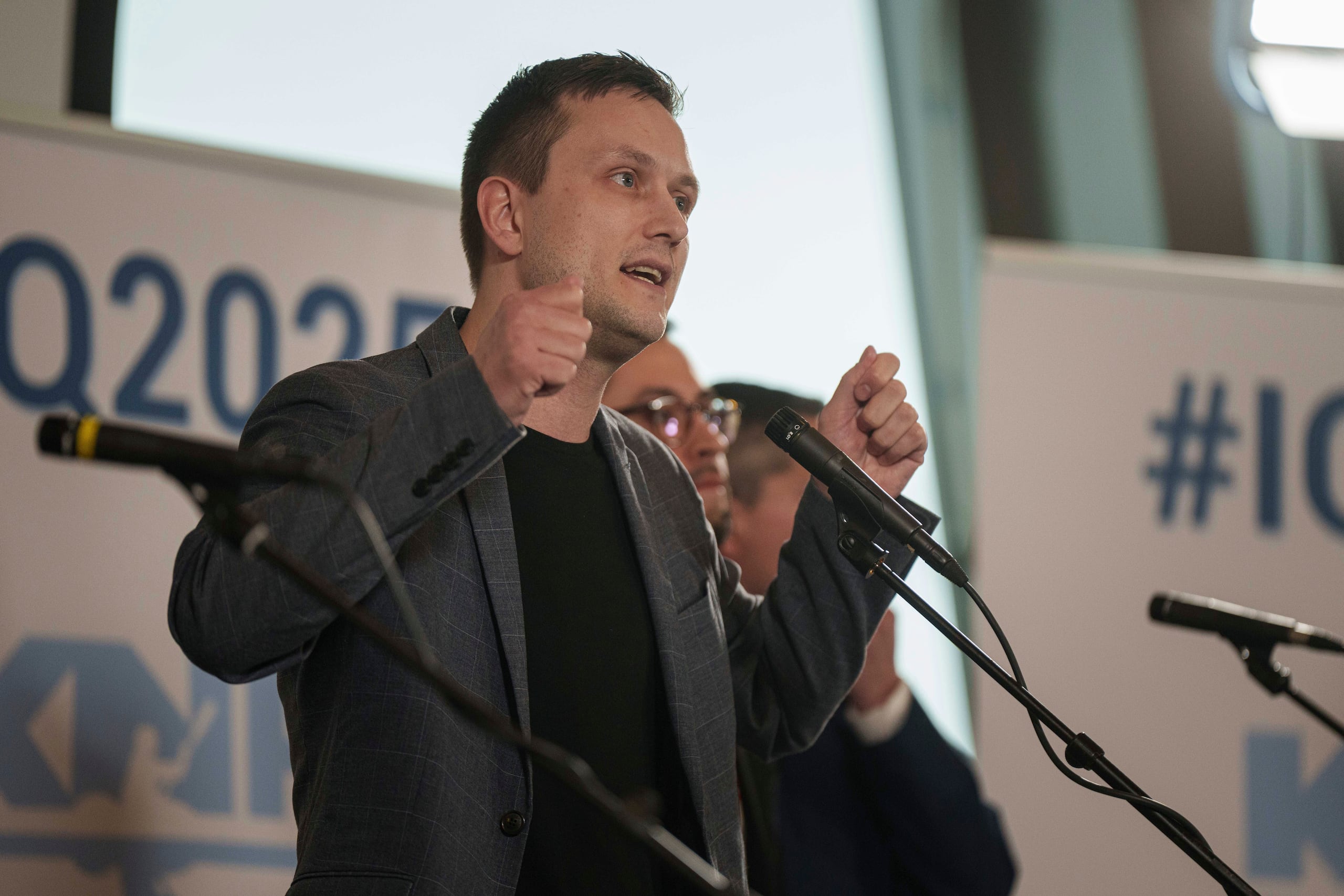 Jens-Frederik Nielsen, líder del Partido Demokraatit, participa en un debate antes de las elecciones en Nuuk, Groenlandia, el 8 de marzo del 2025.