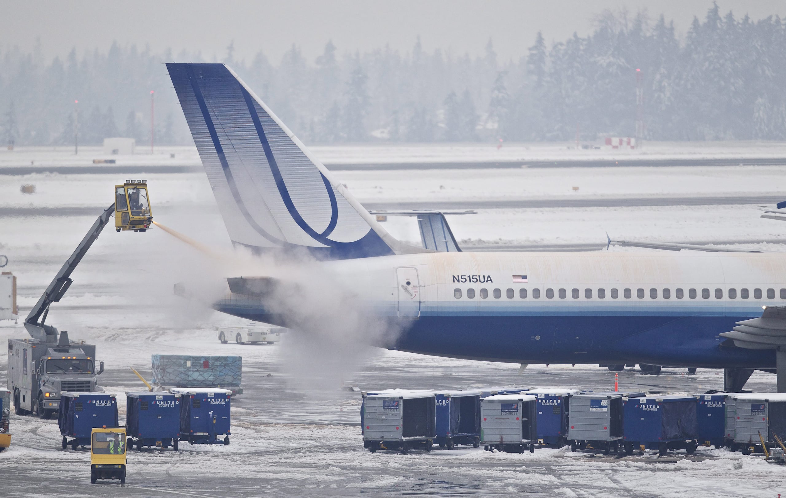 Un avión de United Airliners en el Seattle Tacoma International Airport en Seattle, Washington, en Estados Unidos. (EFE/Stephen Brashear)