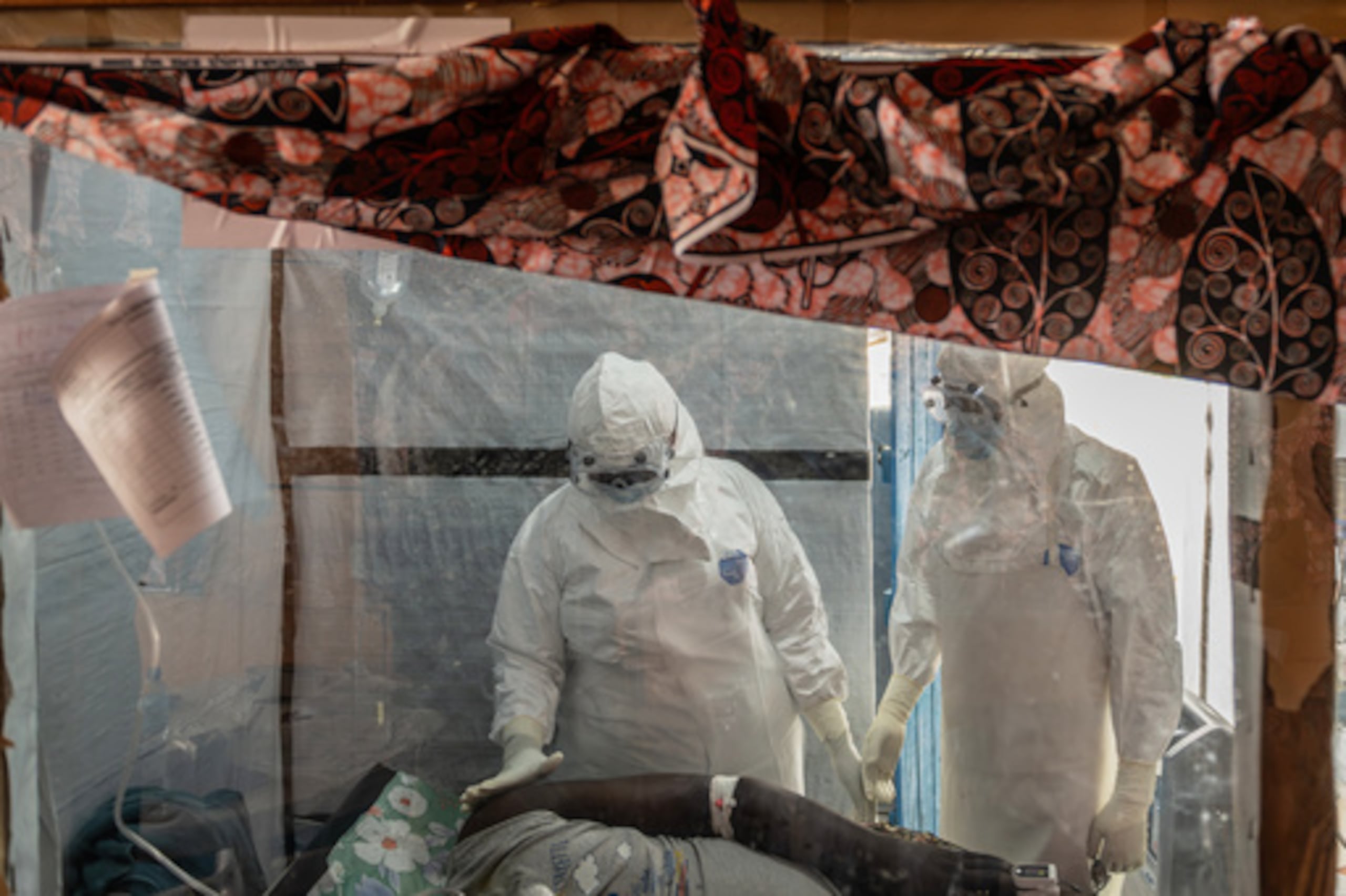 Personal sanitario atiende a un paciente con ébola en el Centro de Tratamiento de Rwampara, en Ituri (Congo).