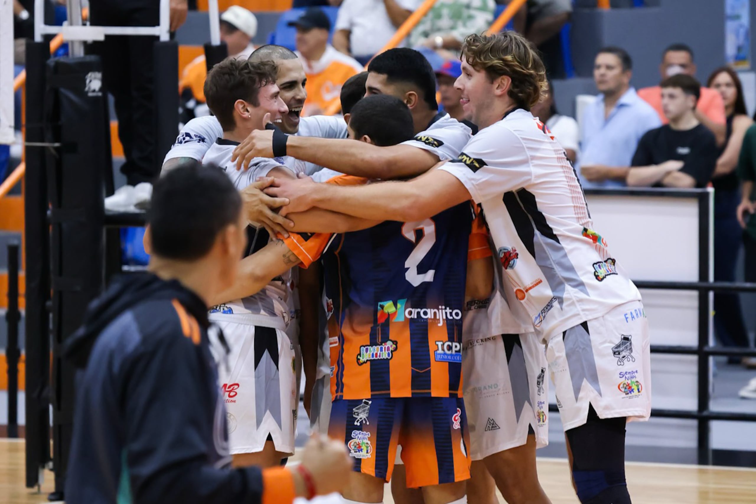Los Changos de Naranjito celebran su victoria, una en la que se repusieron de estar abajo 2-0 en el marcador.