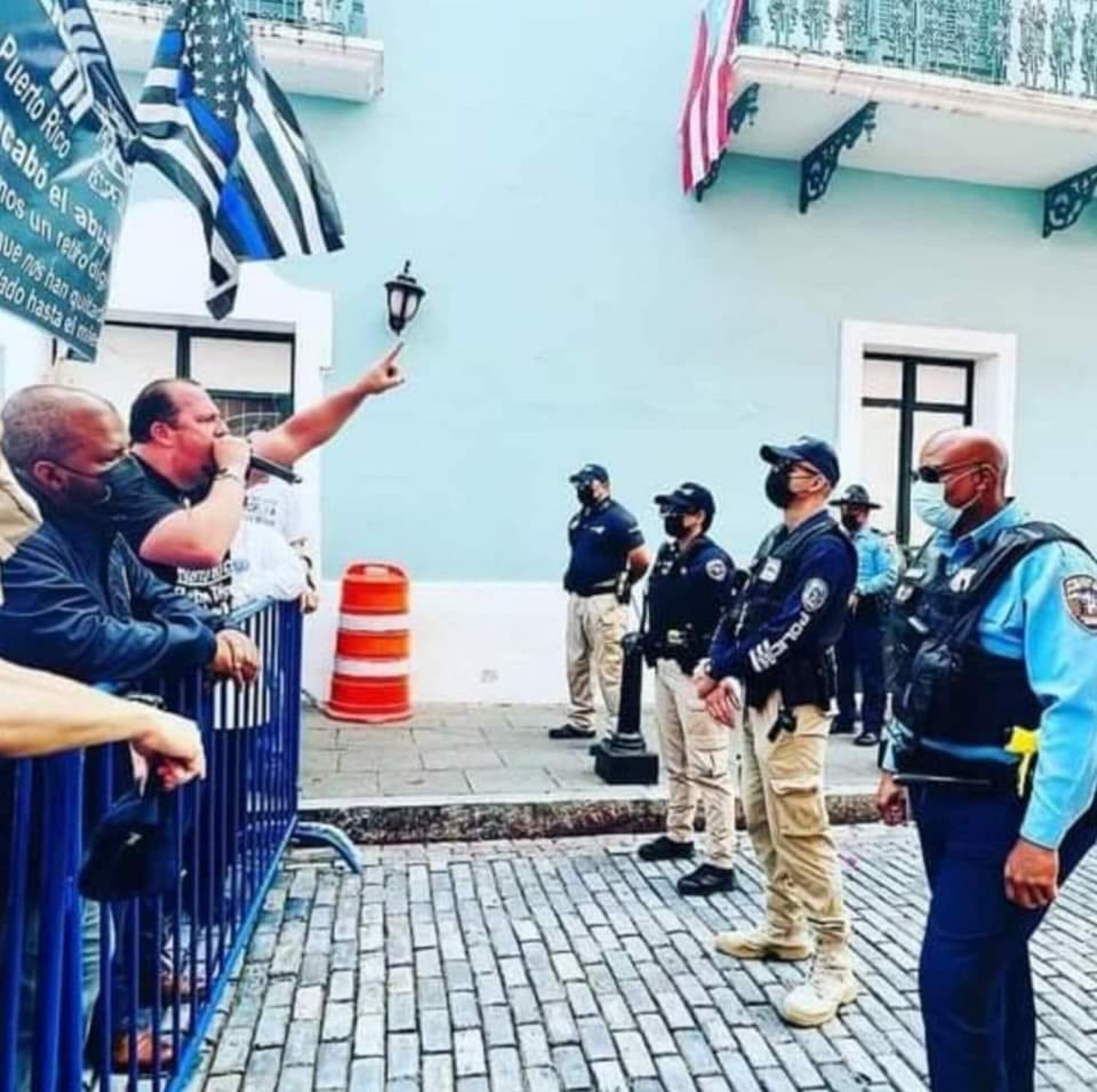 El presidente de APUL, Gabriel Hernández Ramos, durante una protesta frente a la Fortaleza en diciembre de 2021, para reclamar un retiro digno.