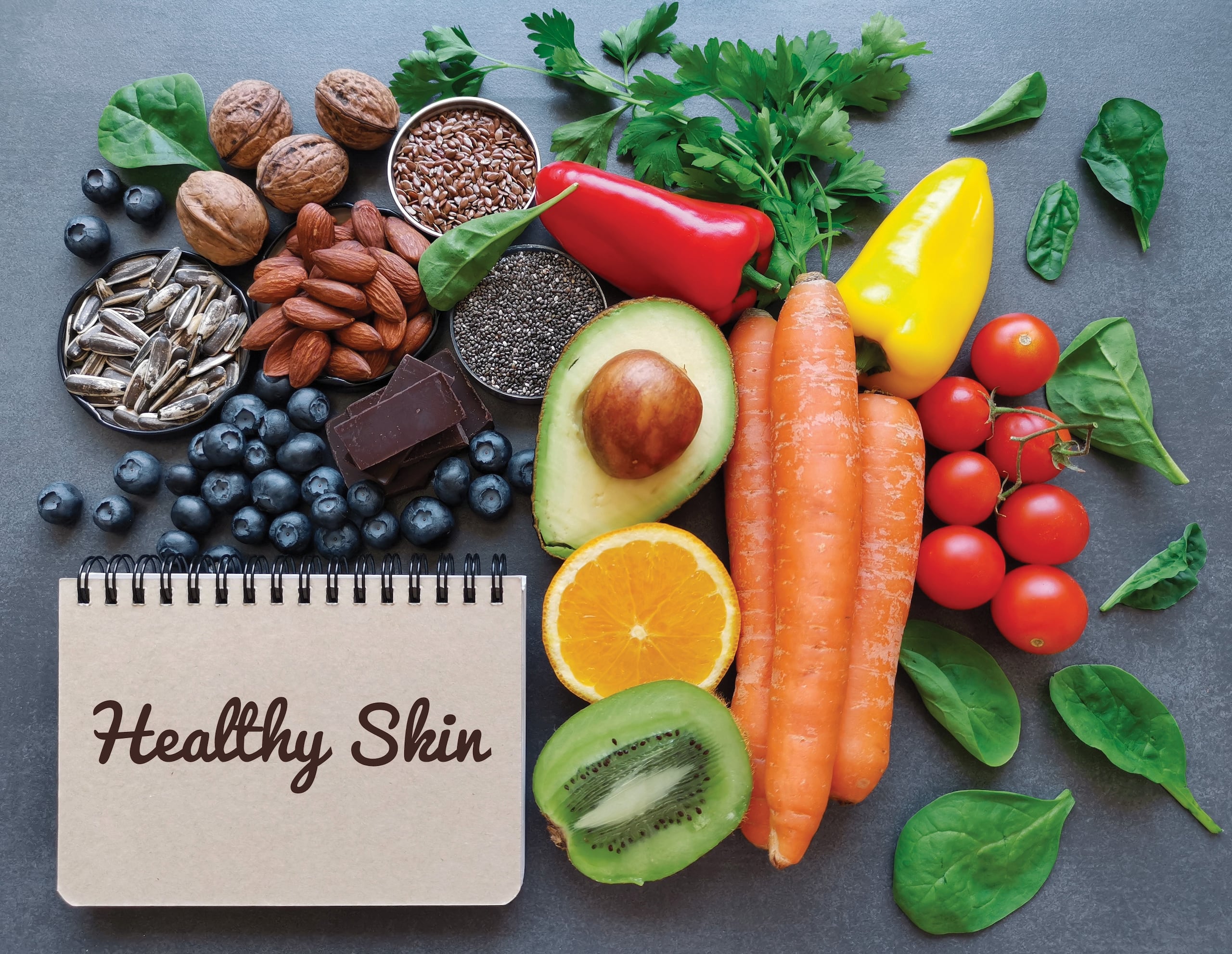 Cuidar nuestra piel va más allá de los productos que aplicamos: comienza con lo que elegimos poner en nuestro plato.