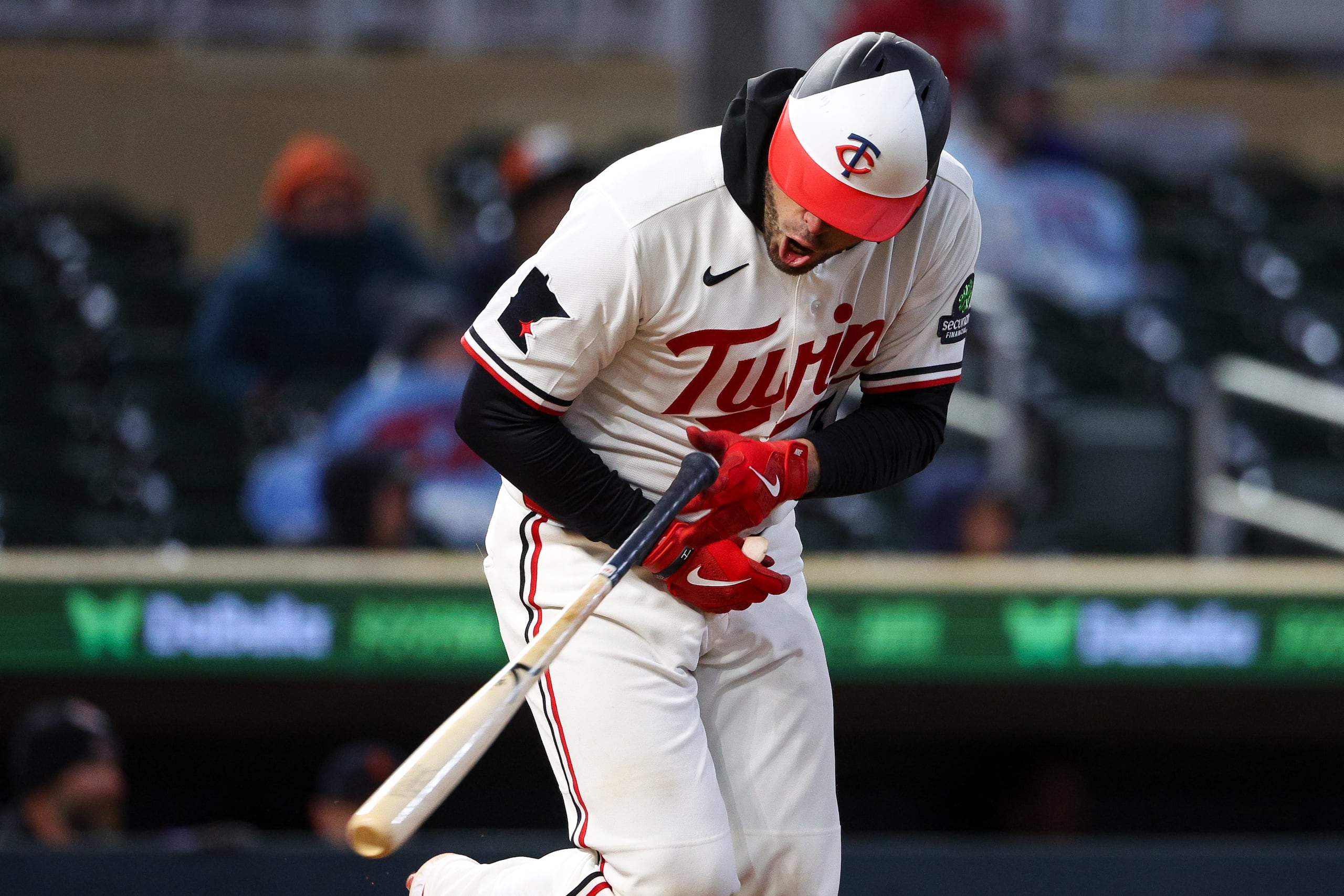 Víctor Caratini celebra un imparable.