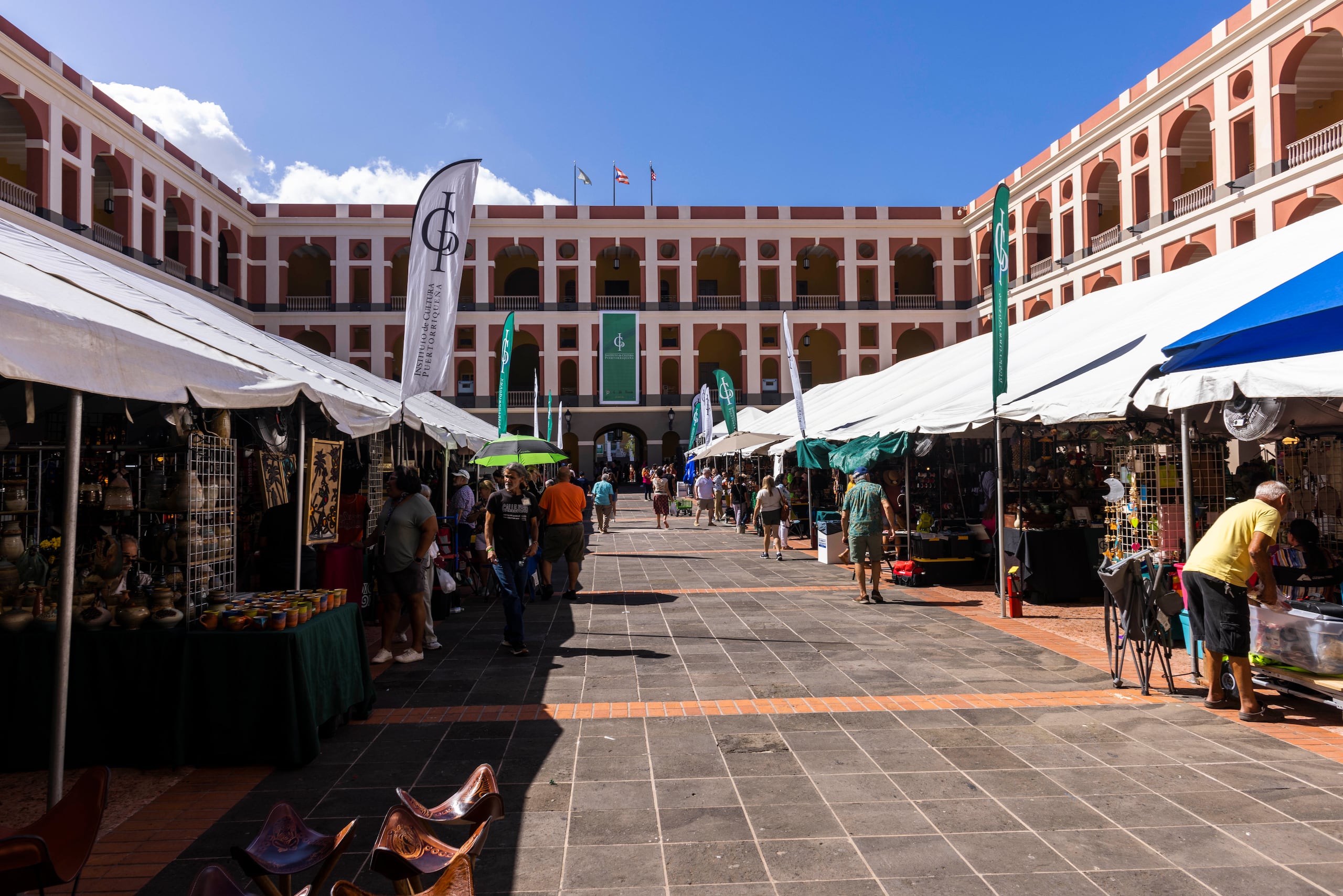 Entre los artesanos y artistas plásticos reinaba el optimismo por las ventas esperadas durante los cuatro días de fiestas.