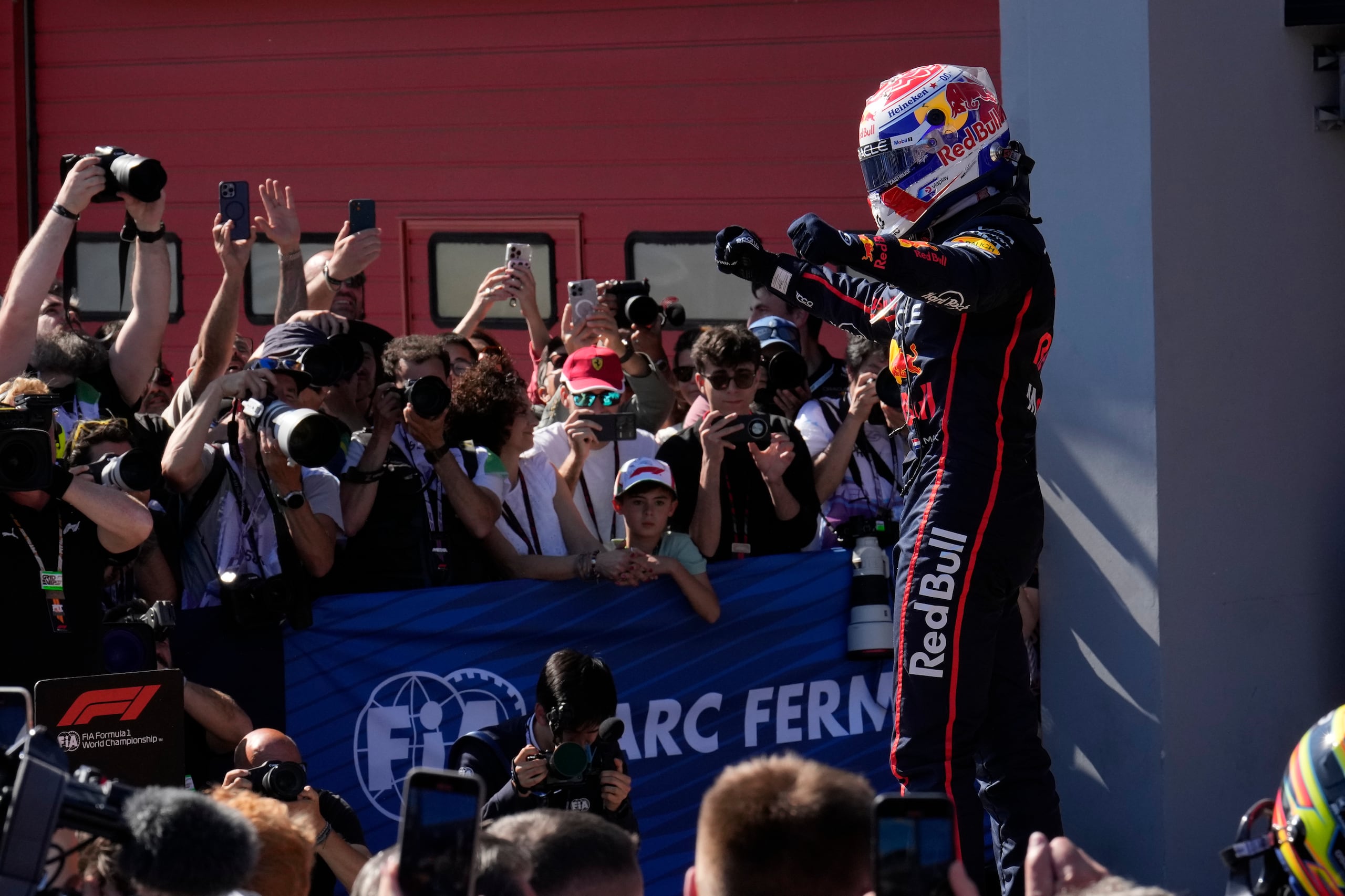 El piloto neerlandés Max Verstappen de Red Bull festeja tras ganar el Gran Premio Emilia-Romaña.