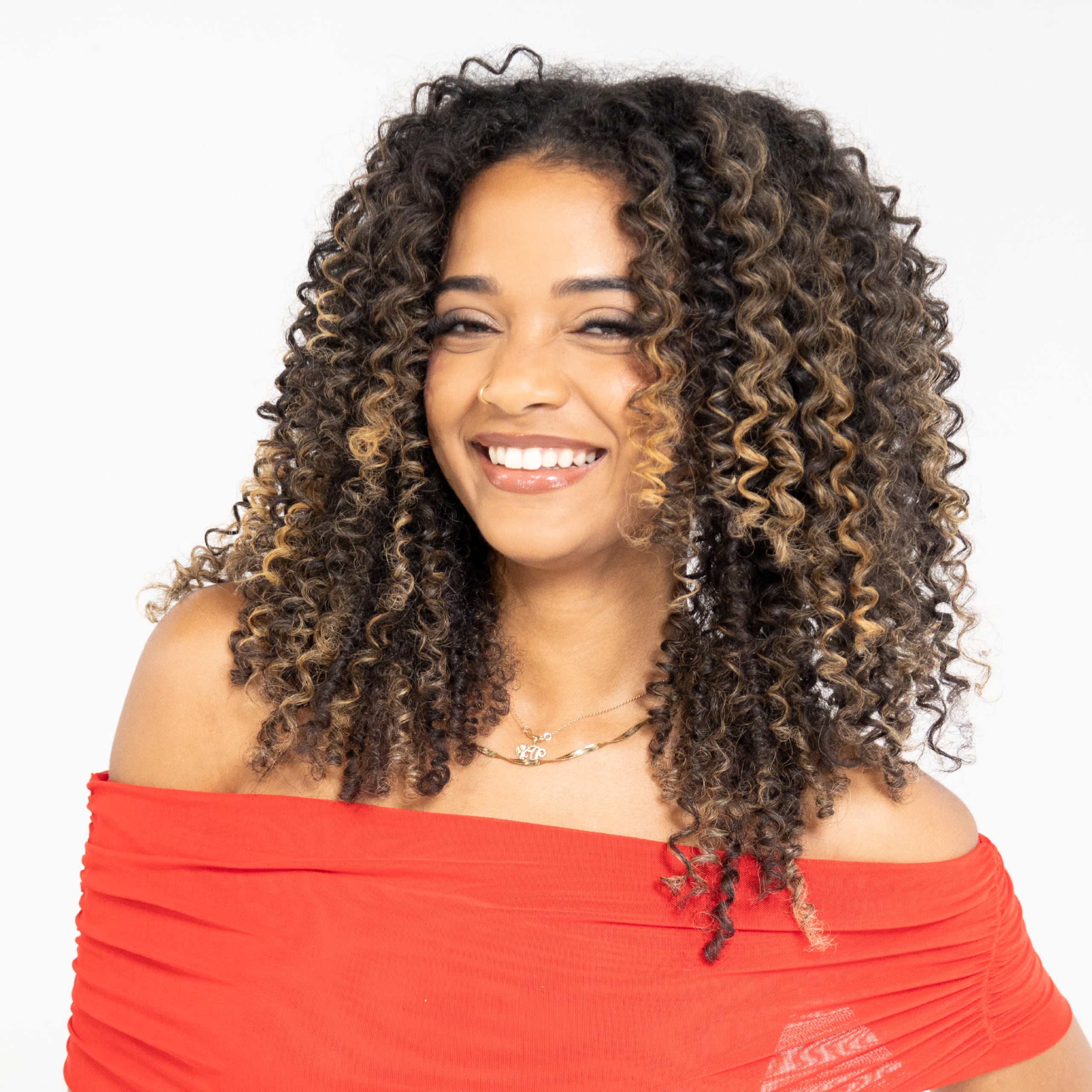 Vicky, quien destacó el R&B y la balada como sus estilos favoritos, anhela hacer felices a los demás, conectar con las
emociones del público y brindar un poco de esperanza con cada interpretación.