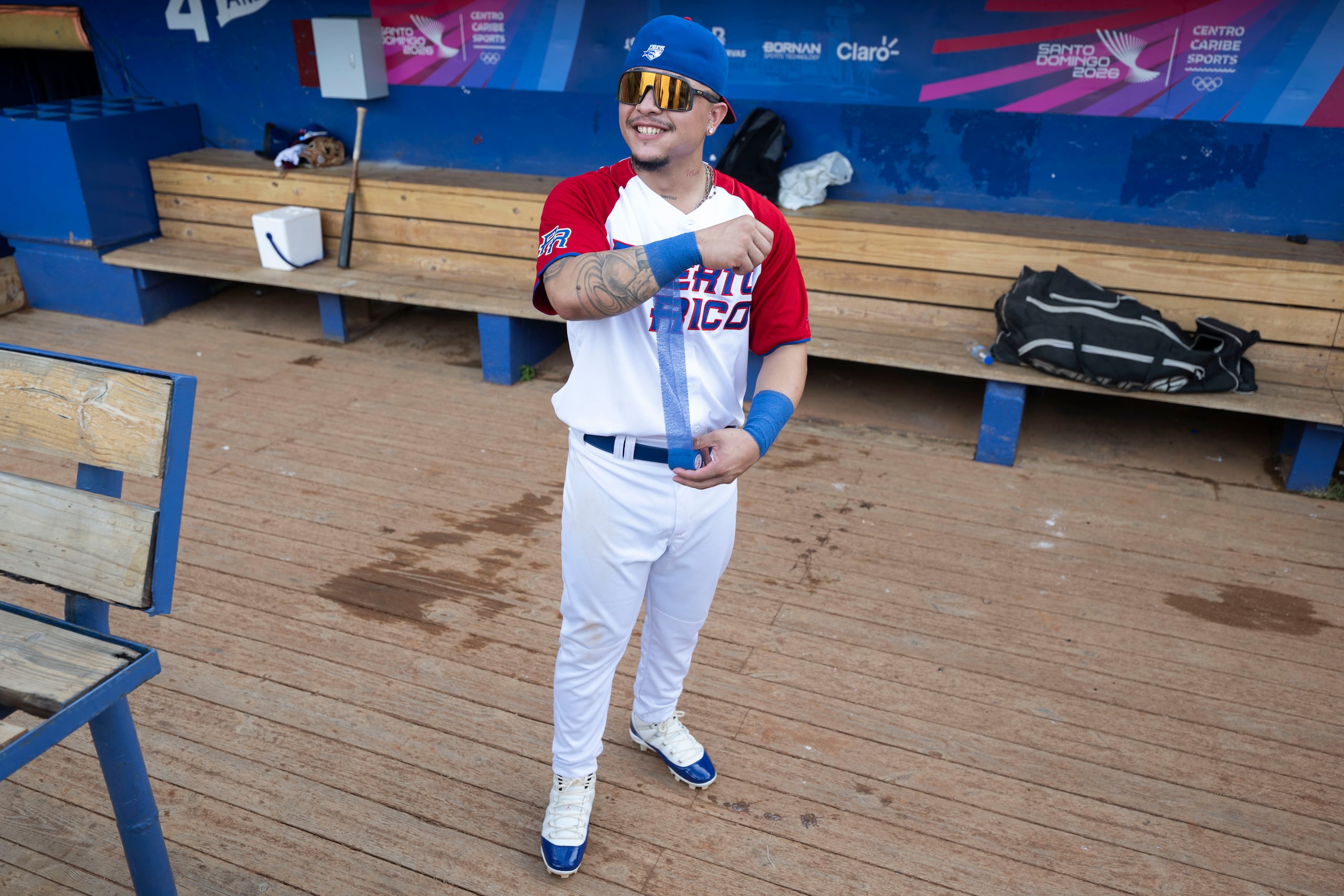José “Pocholo” Rivera sonríe desde el dugout durante los Juegos Centroamericanos y del Caribe Santo Domingo 2026.