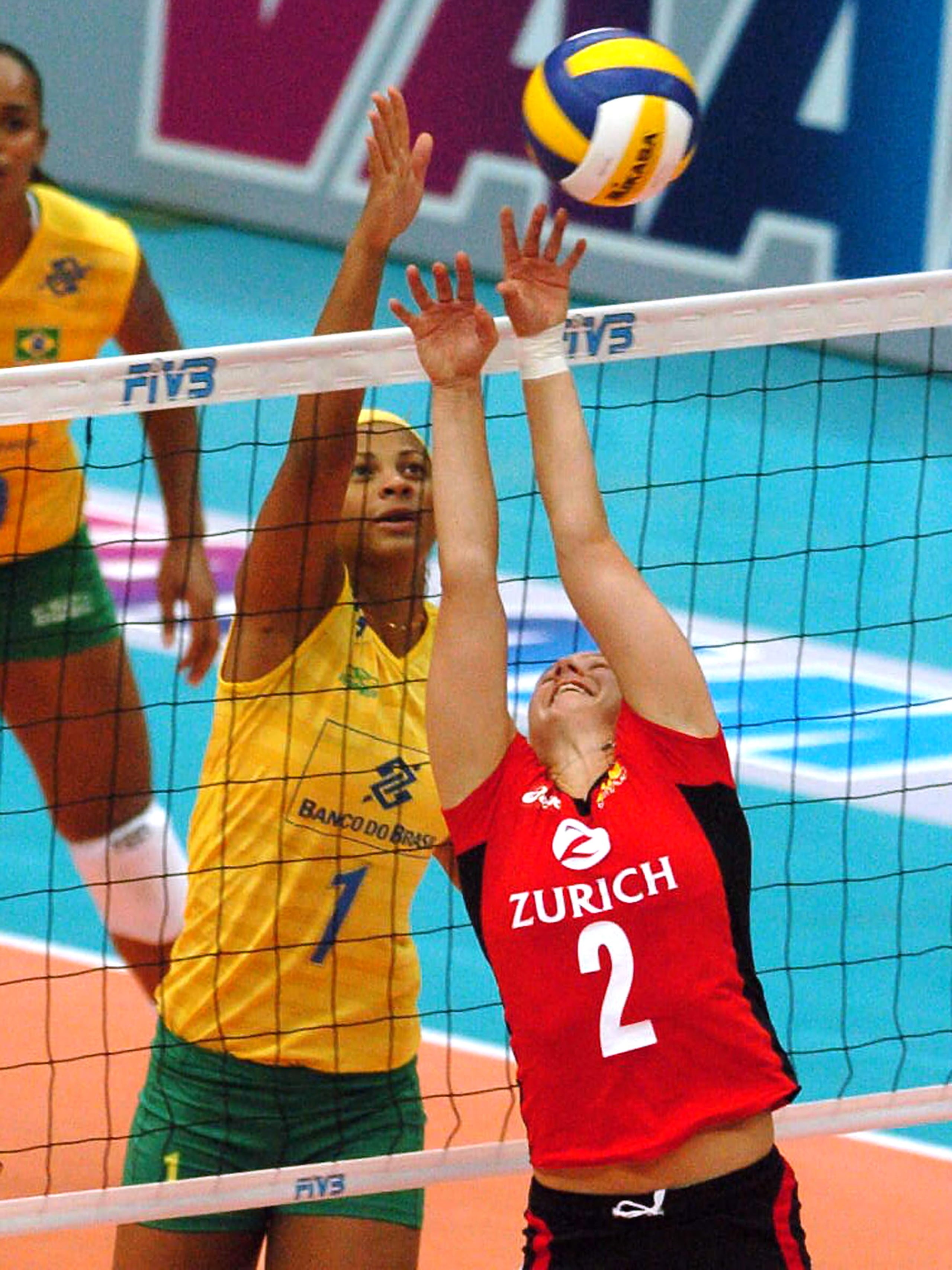 Walewska Oliveira vistiendo los colores de Brasil, durante un partido contra Alemania, en el Mundial de Voleibol Femenino Japón 2006.