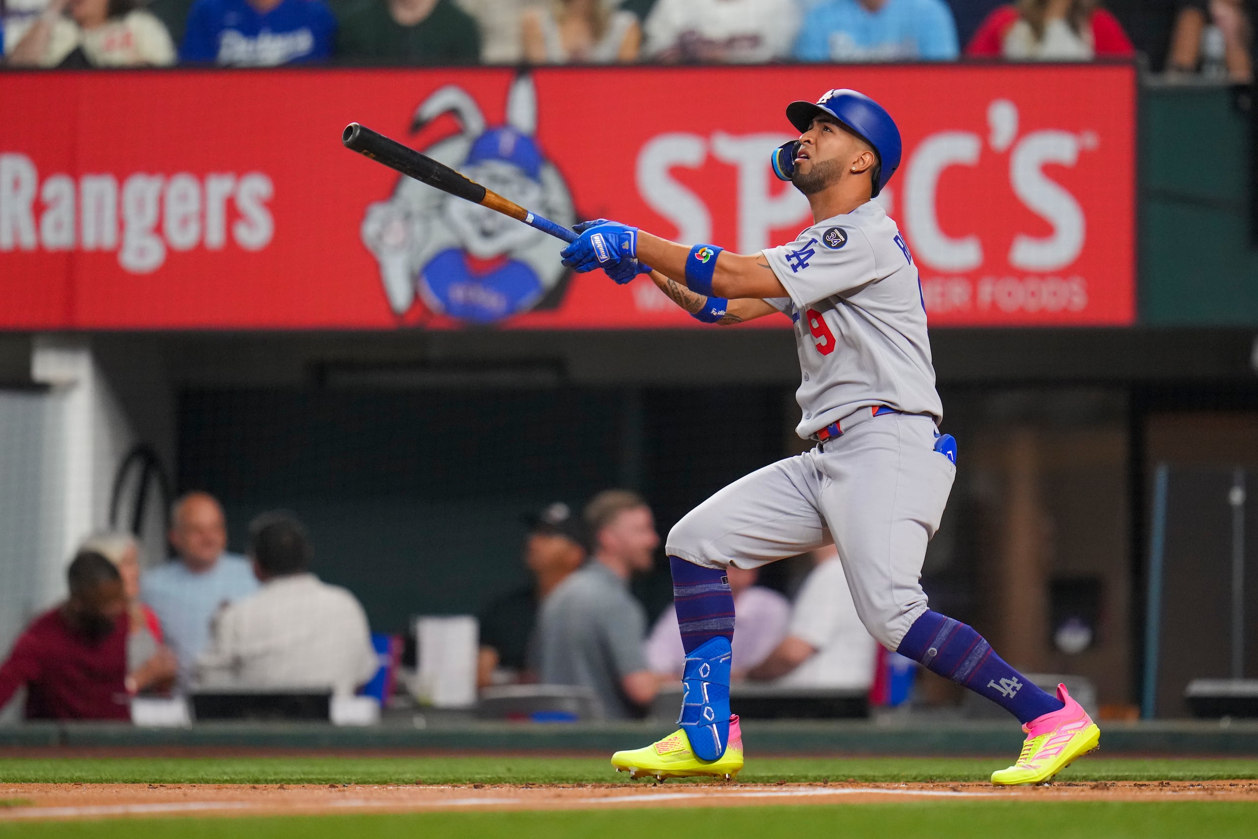 Eddie Rosario observa una pelota tras dar un batazo en su primer juego en las Grandes Ligas con los Dodgers de Los Ángeles.