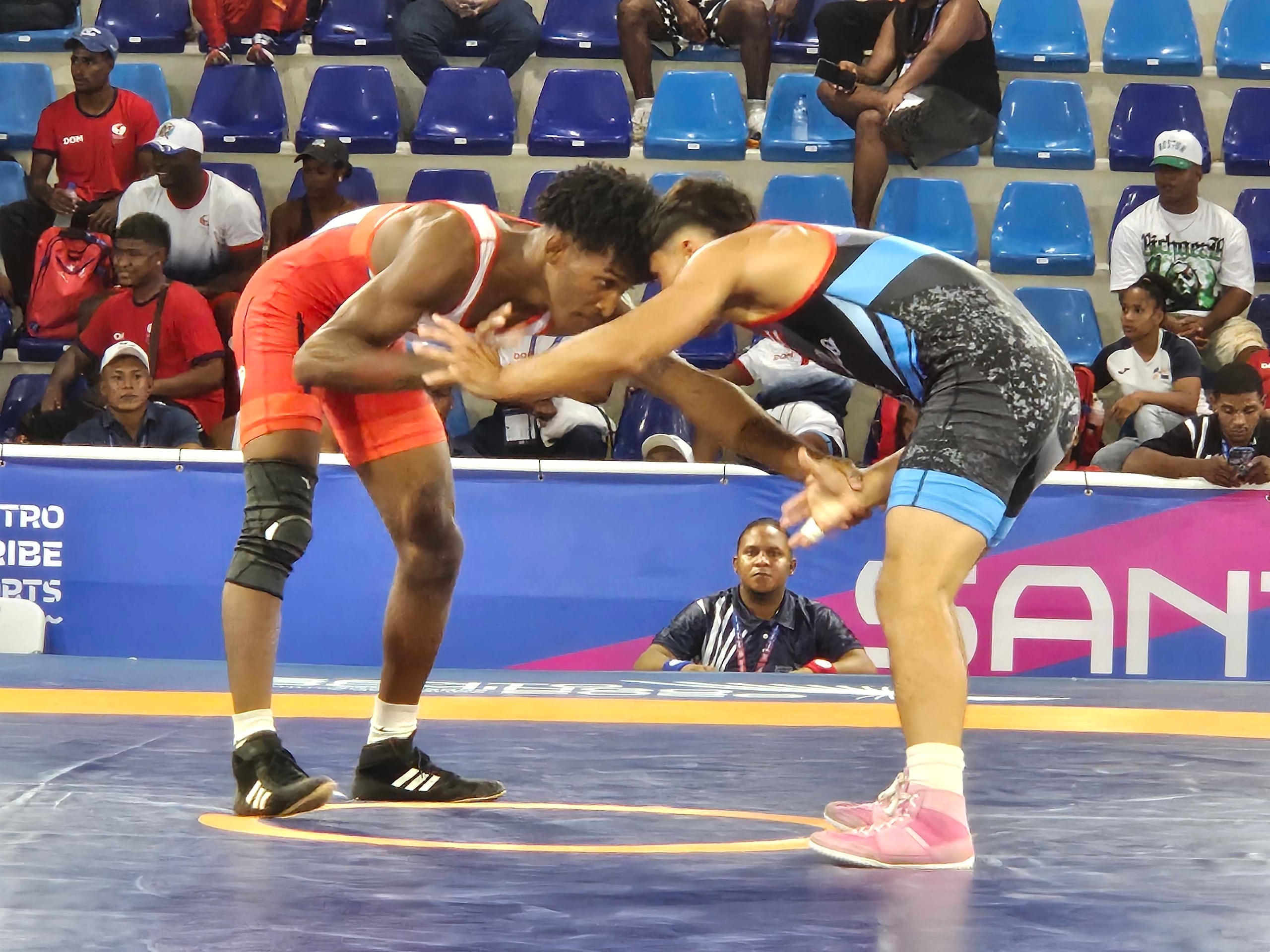 Joseph Silva (derecha) derrota en la semifinal de los 65 kg al cubano Carlos Méndez por superioridad técnica.