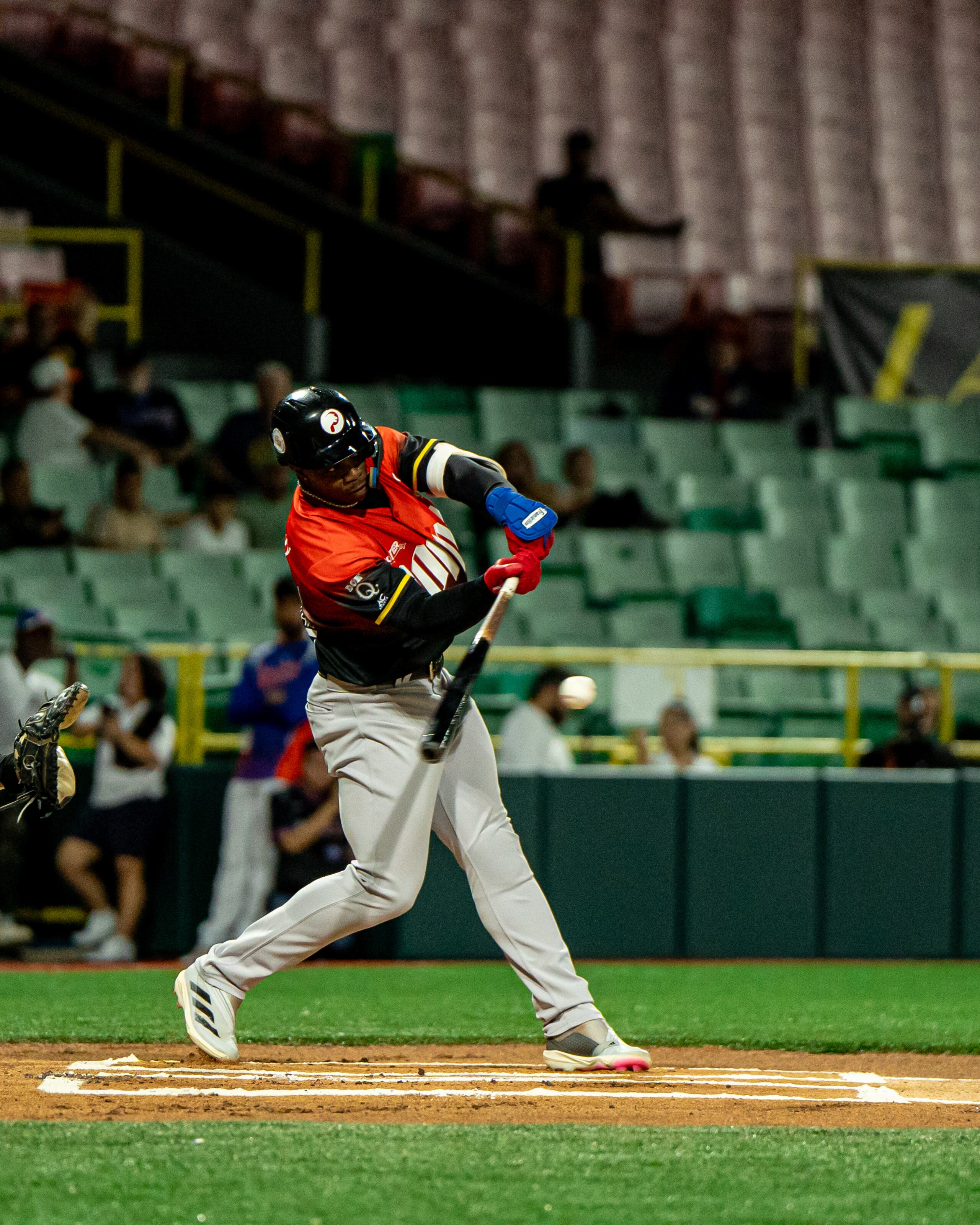 El cubano Lázaro Armenteros giró el desafío a favor de los Leones con un hit remolcador de tres carreras.