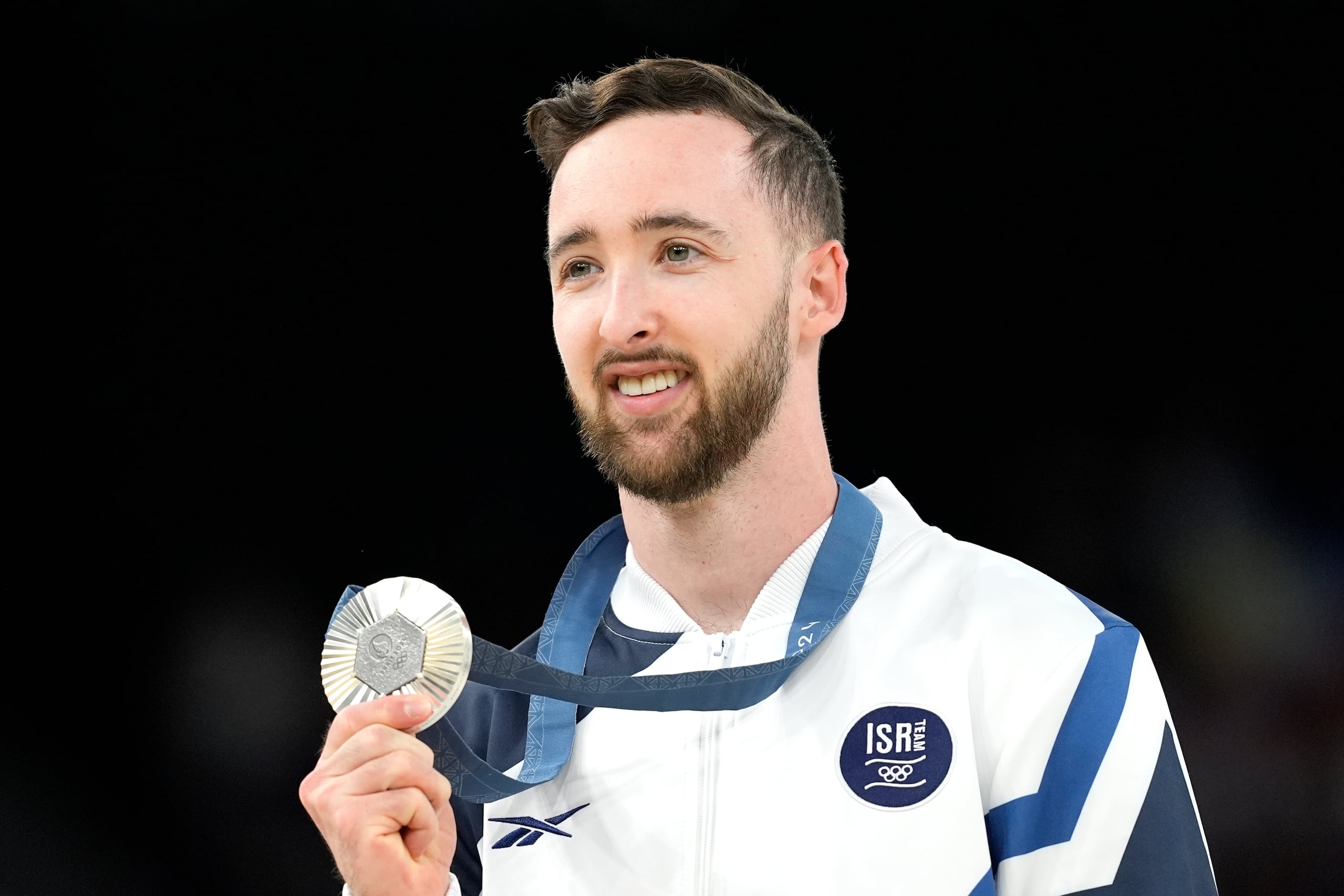 En esta foto del sábado 3 de agosto del 2024, aparece el israelí Artem Dolgopyat celebrando su medalla de plata en la prueba individual de piso de gimnasia mascuilna en los Juegos Olímpicos de París. (AP Foto/Francisco Seco, Archivo)