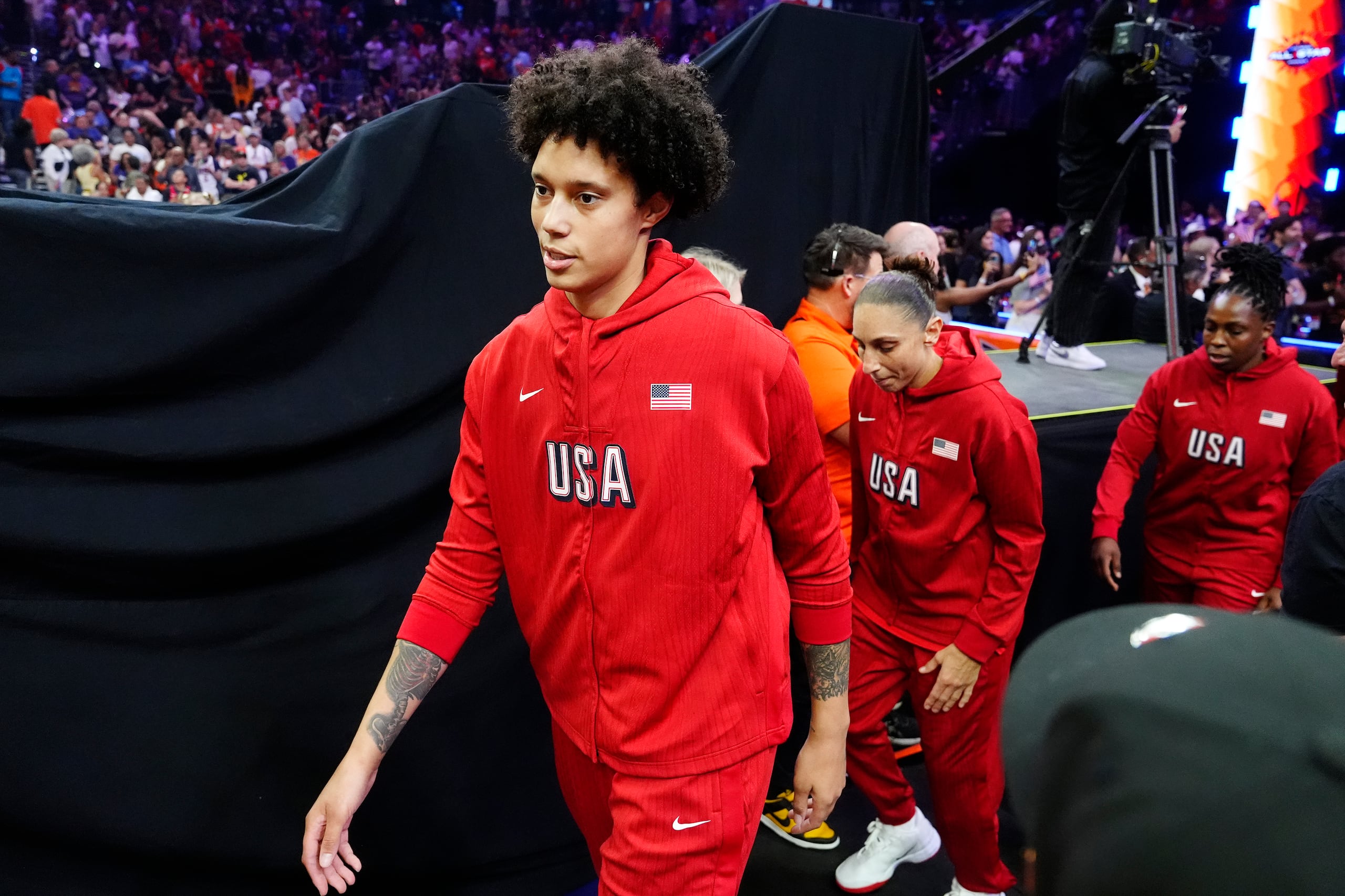 Brittney Griner, Diana Taurasi y Chelsea Gray, del equipo de baloncesto femenino de Estados Unidos, salen a jugar en el Juego de Estrellas de la WNBA contra un equipo de jugadoras estrellas de la liga, como ellas.