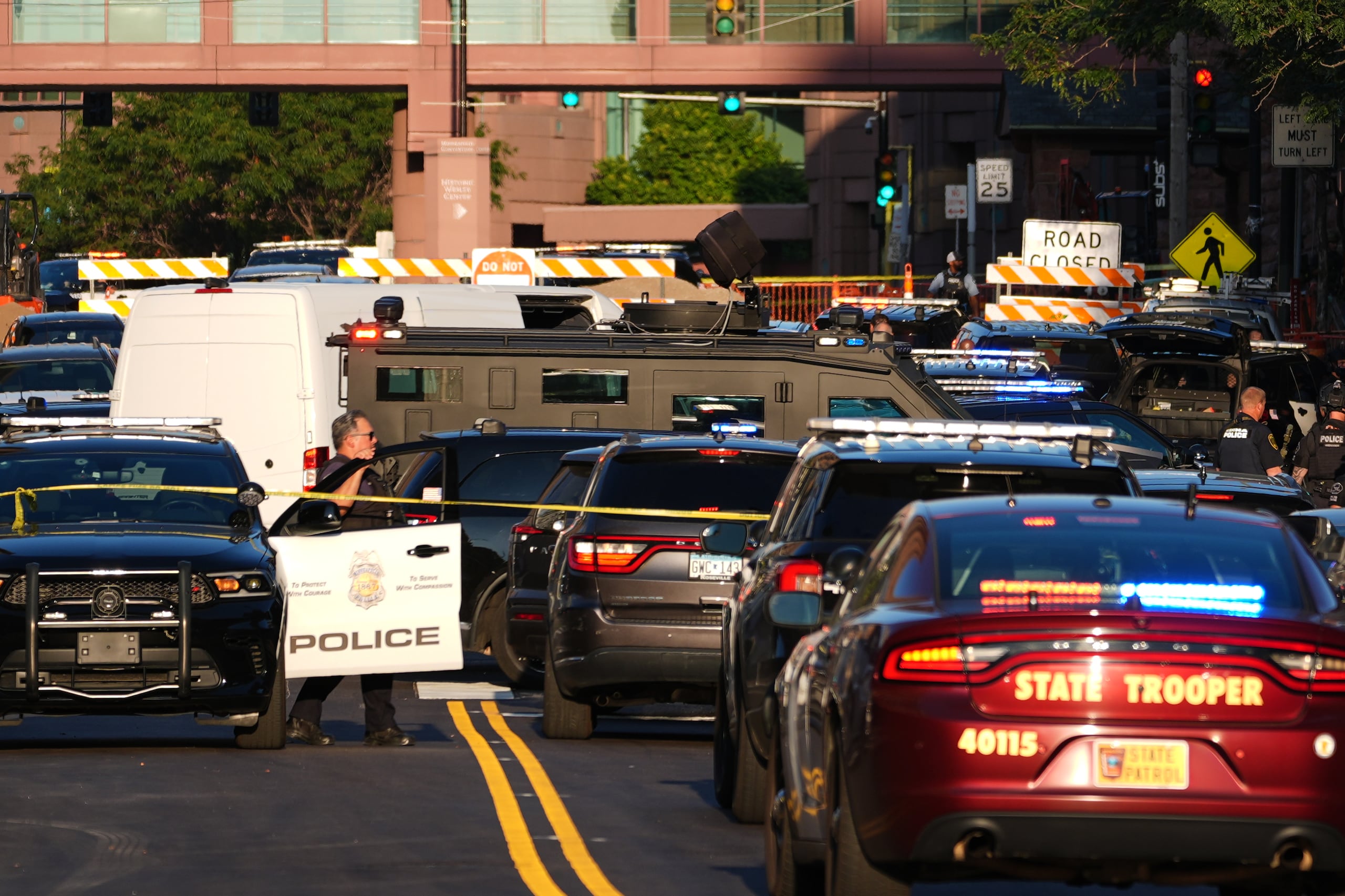El Departamento de Policía de Minneapolis indicó que tres de sus agentes se encontraban entre los heridos y advirtió al público que se mantuviera alejado de la zona.