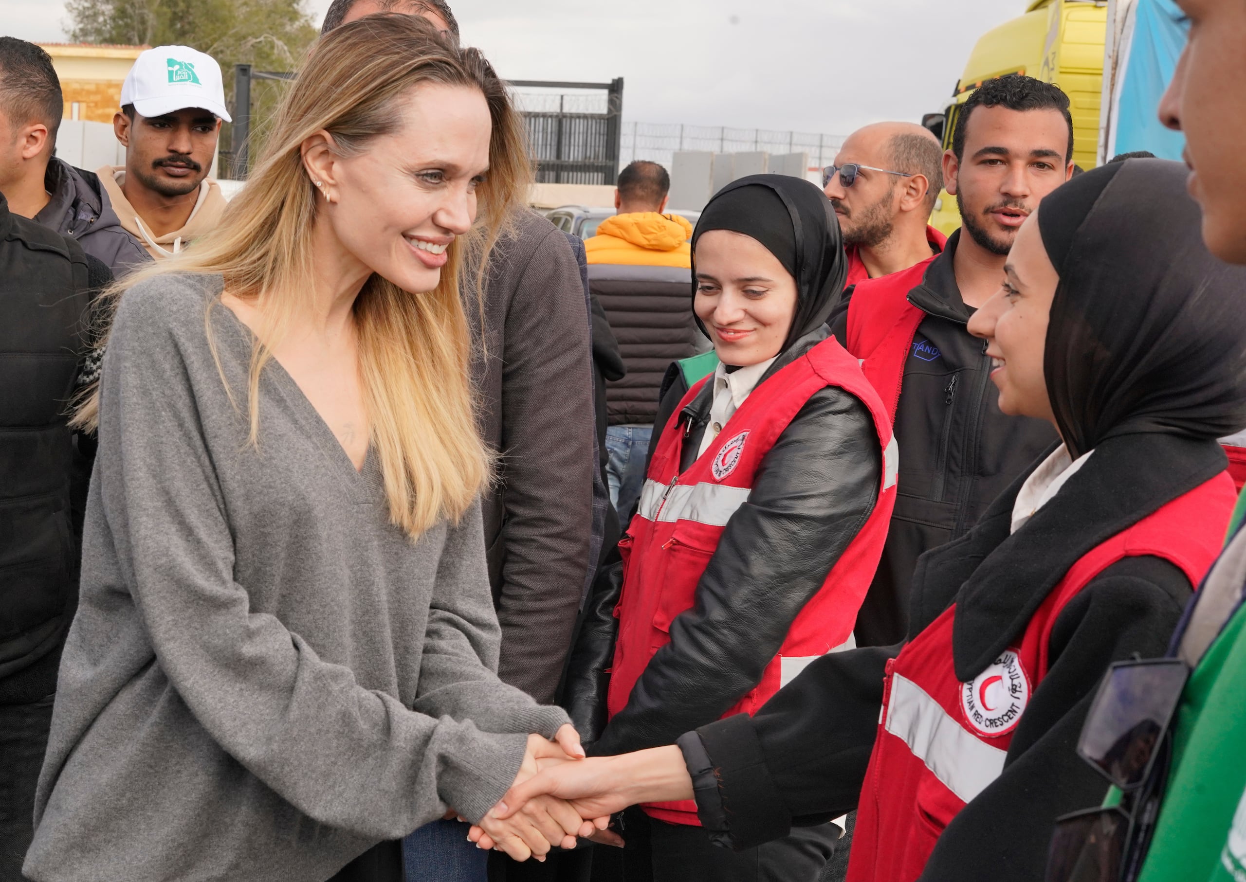 LA visita de Angelina Jolie tiene como objetivo generar apoyo para los desplazados y los trabajadores humanitarios en las crisis de Gaza y Sudán.