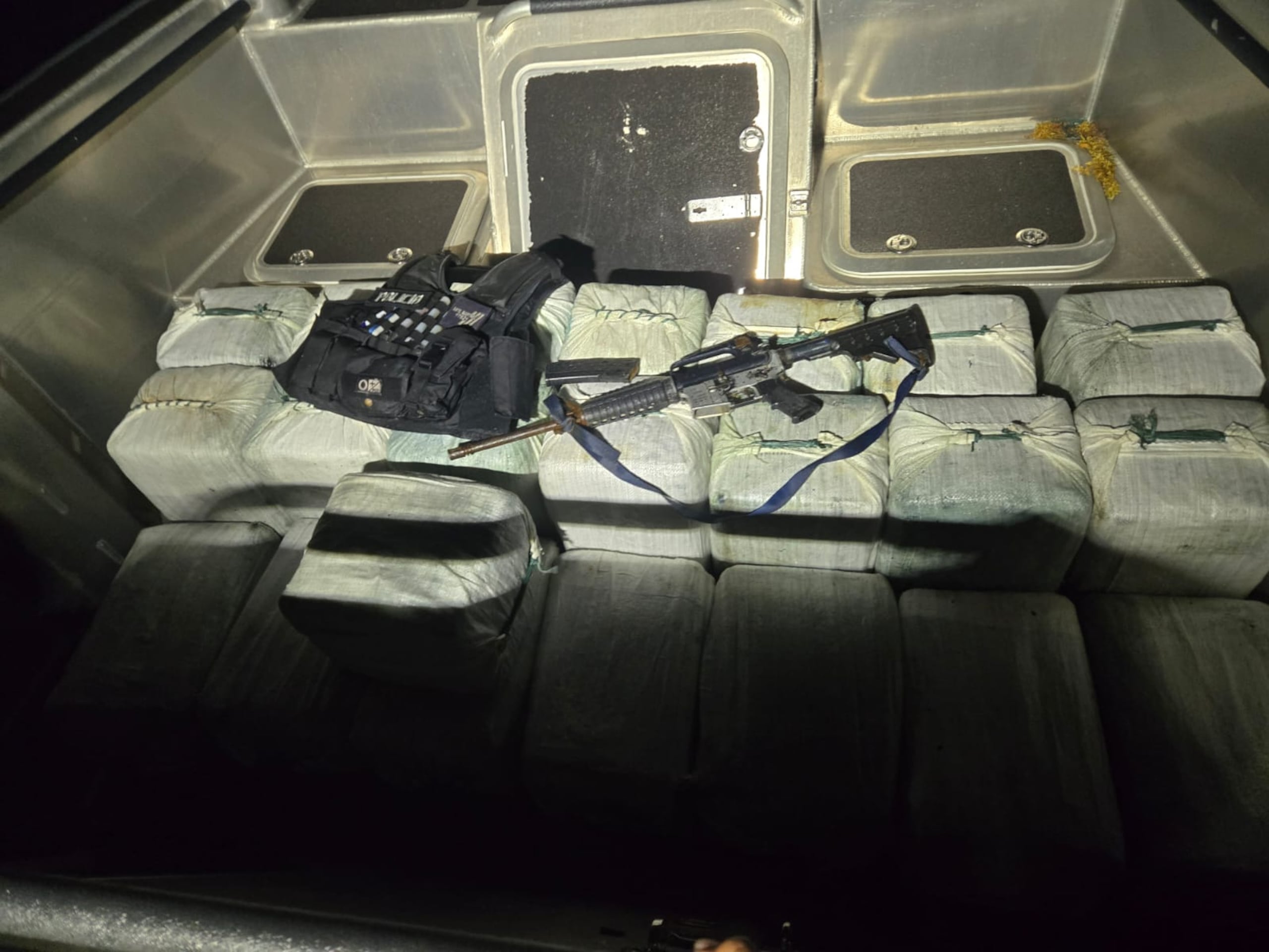 Personal del CBP arrestó a tres dominicanos y ocupó un cargamento de cocaína en la yola donde navegaban por el sur de Cabo Rojo.