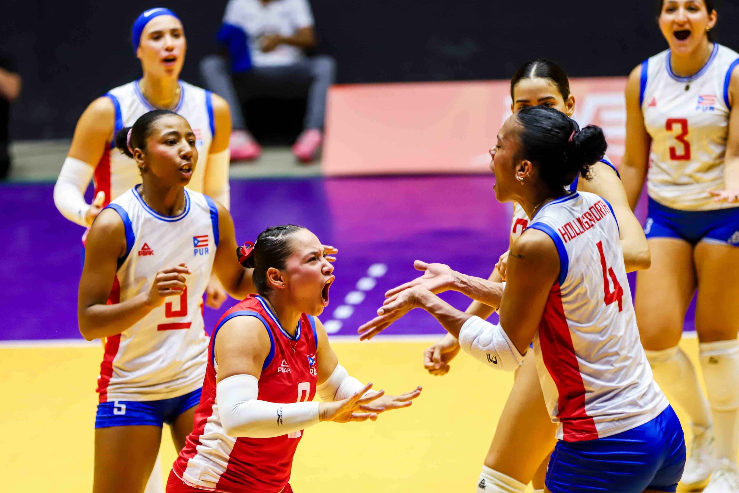 Las boricuas celebran su victoria sobre la República Dominicana en la Copa Panamericana.