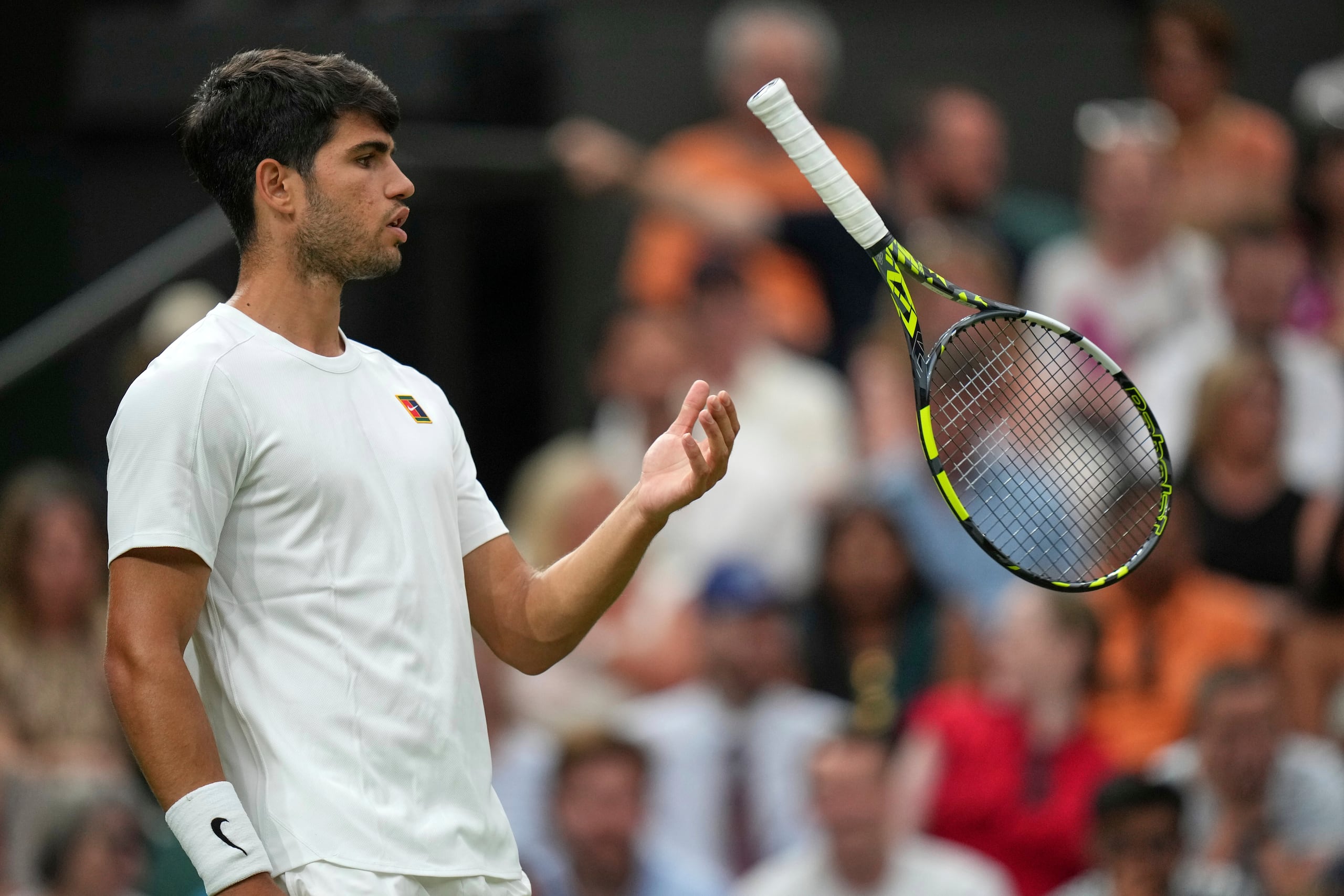 Carlos Alcaraz suelta su raqueta durante el partido contra Andrey Rublev en los octavos de final del torneo de Wimbledon, el 6 de julio de 2025.