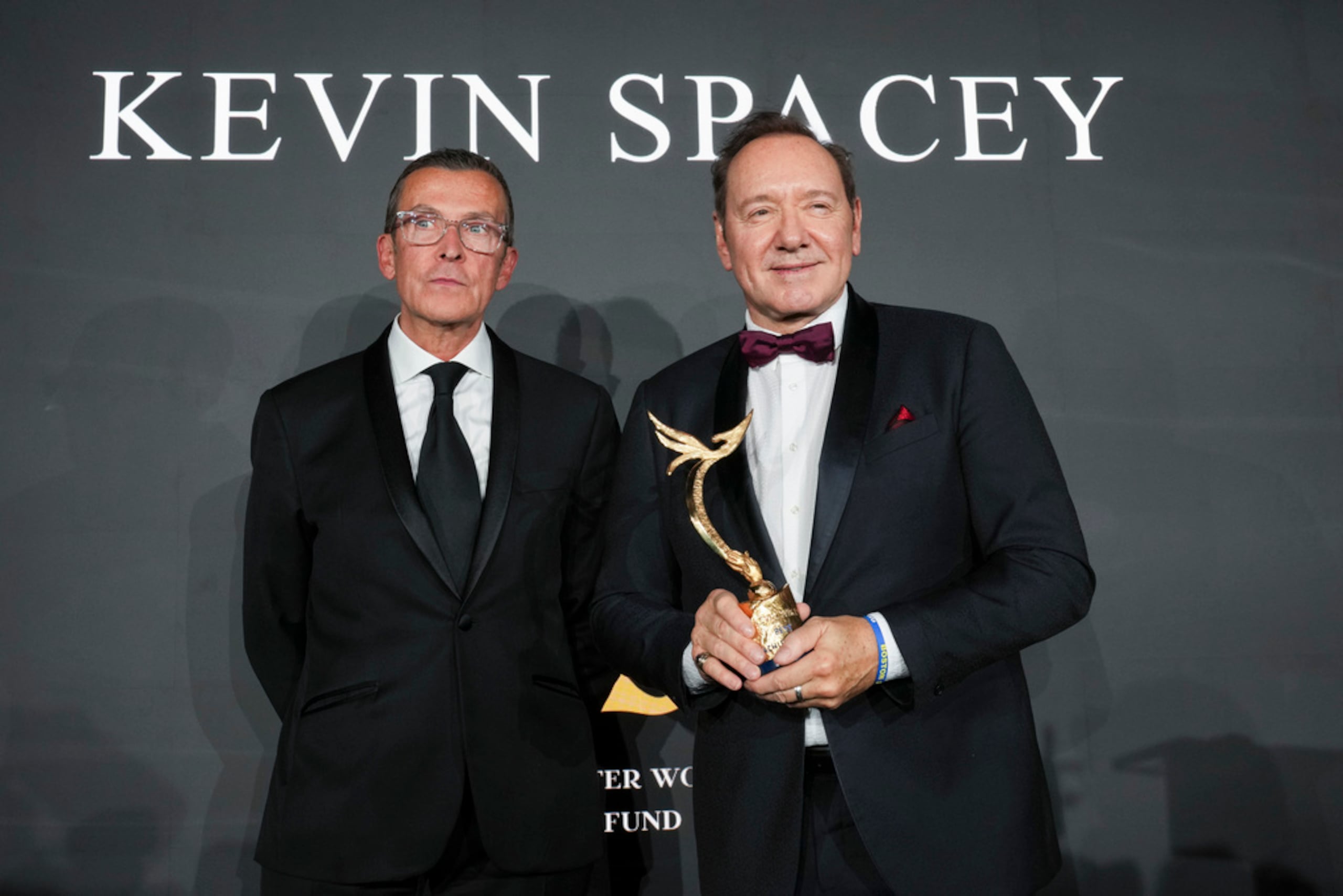 Kevin Spacey, a la derecha, recibe el premio a la Excelencia en Cine y Televisión de manos del presidente de Better World Fund, Manuel Collas de La Roche, durante la Cena de Gala por el 10.º aniversario de Better World Fund, en el marco del 78.º Festival Internacional de Cine de Cannes, en el sur de Francia, el martes.