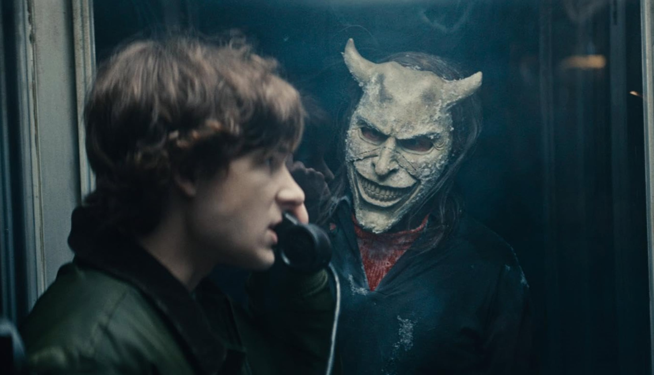 Ethan Hawke y Mason Thames en una escena de "Black Phone 2".