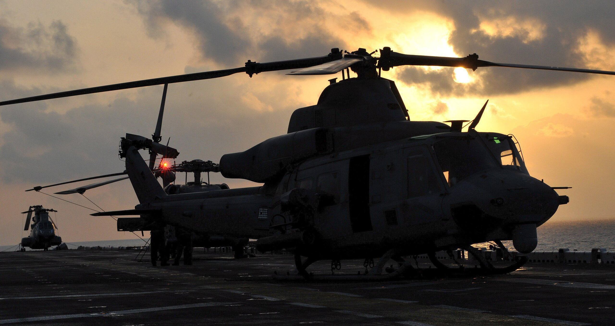 La embarcación transporta helicópteros que se utilizaran para el desalojo.