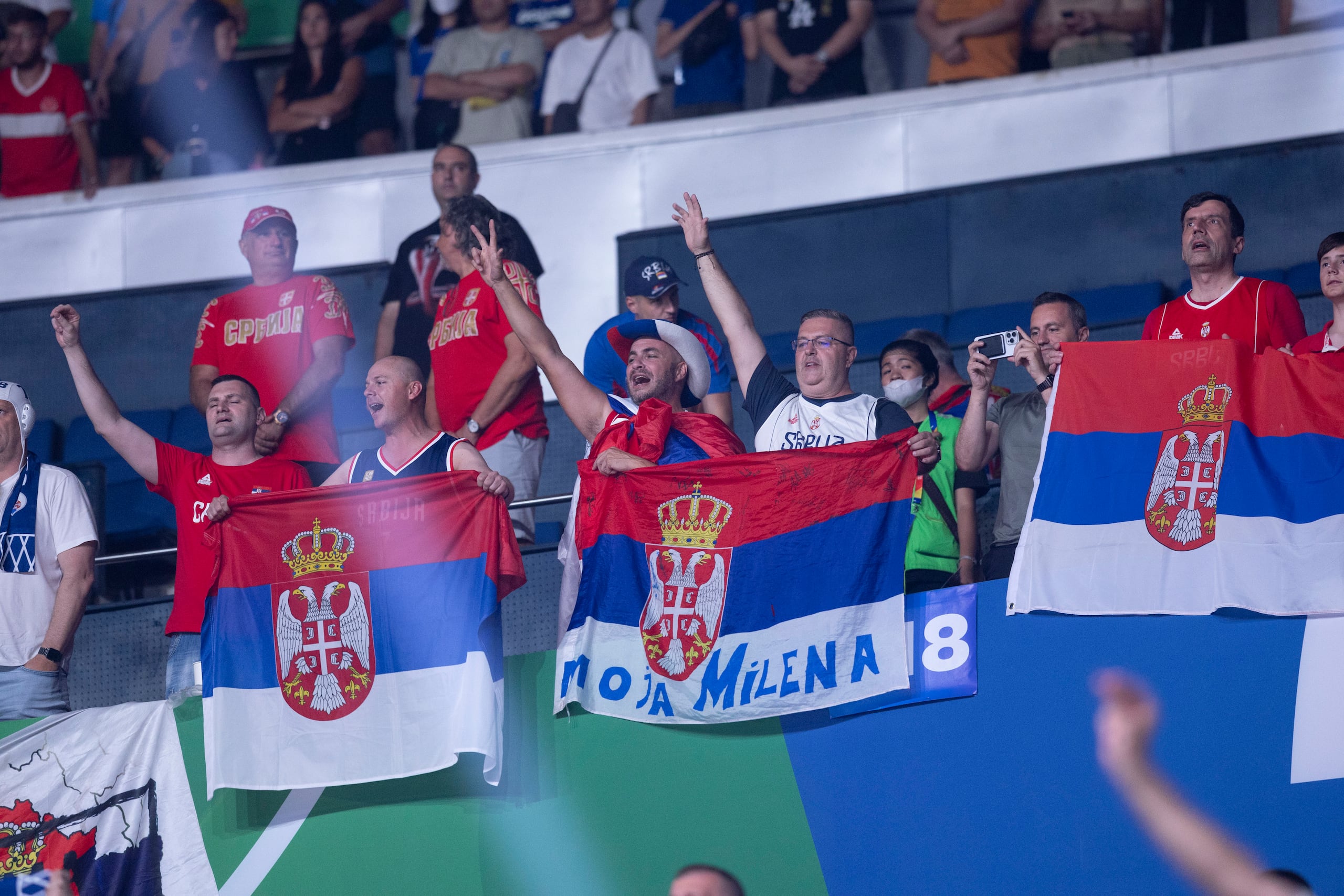 Los serbios también contaron con respaldo de sus fanáticos en las gradas.