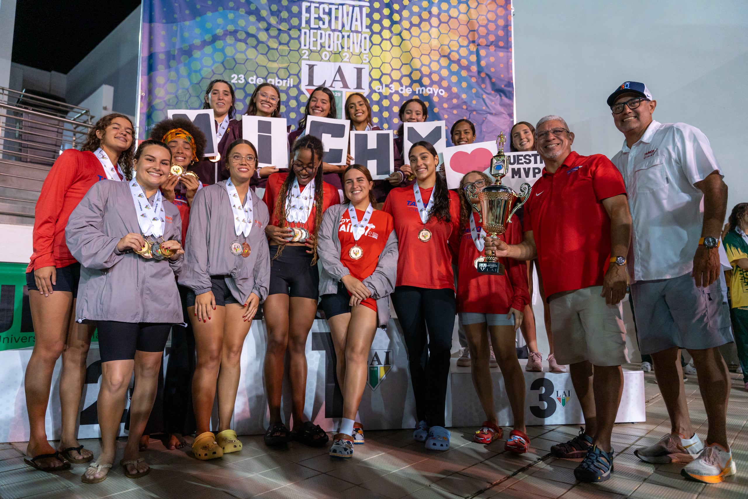 Las Taínas son las campeonas de la natación universitaria.