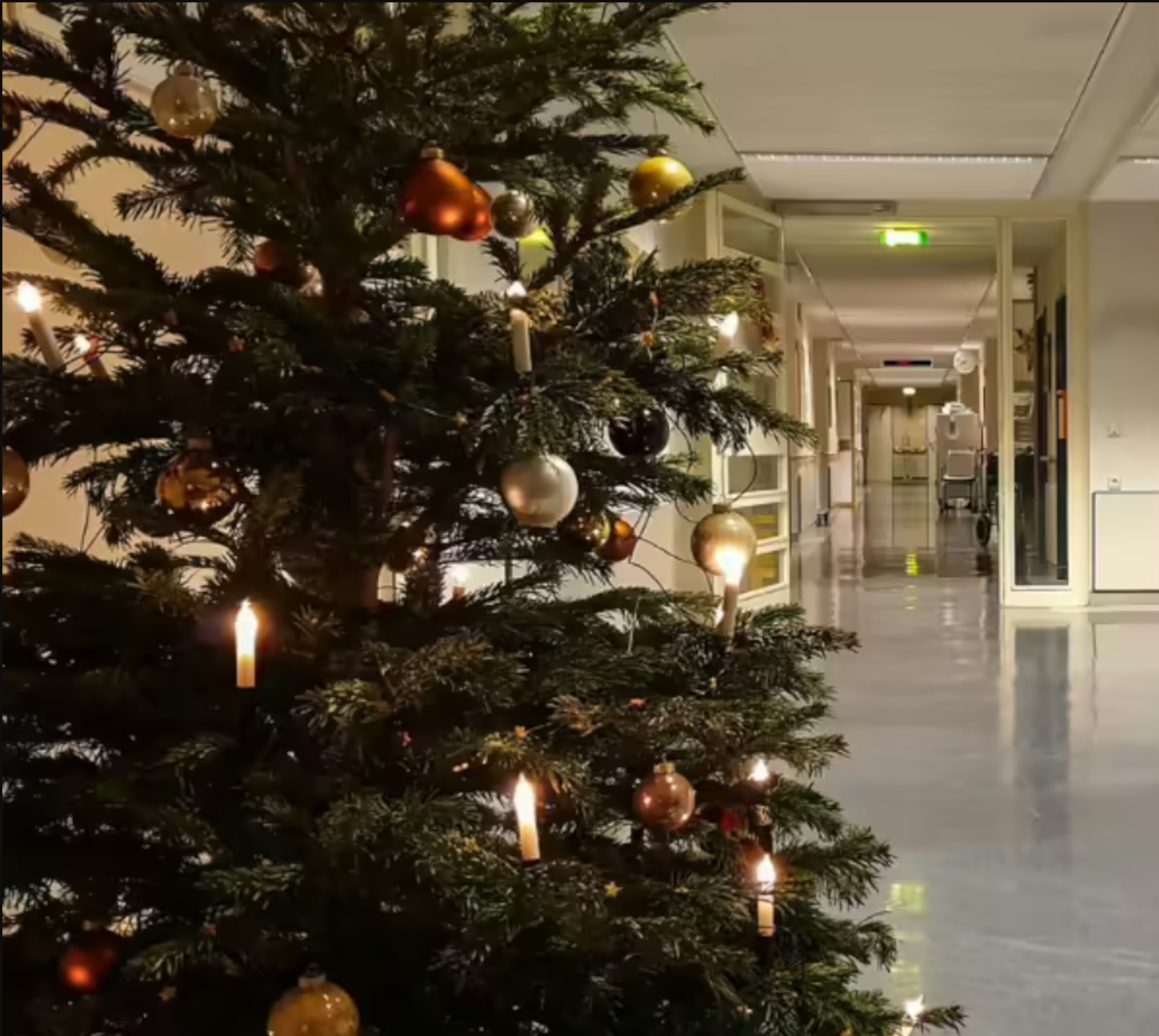 La madre, Karina Largo, llegó en trabajo de parto avanzado y no alcanzó a entrar a la sala médica.