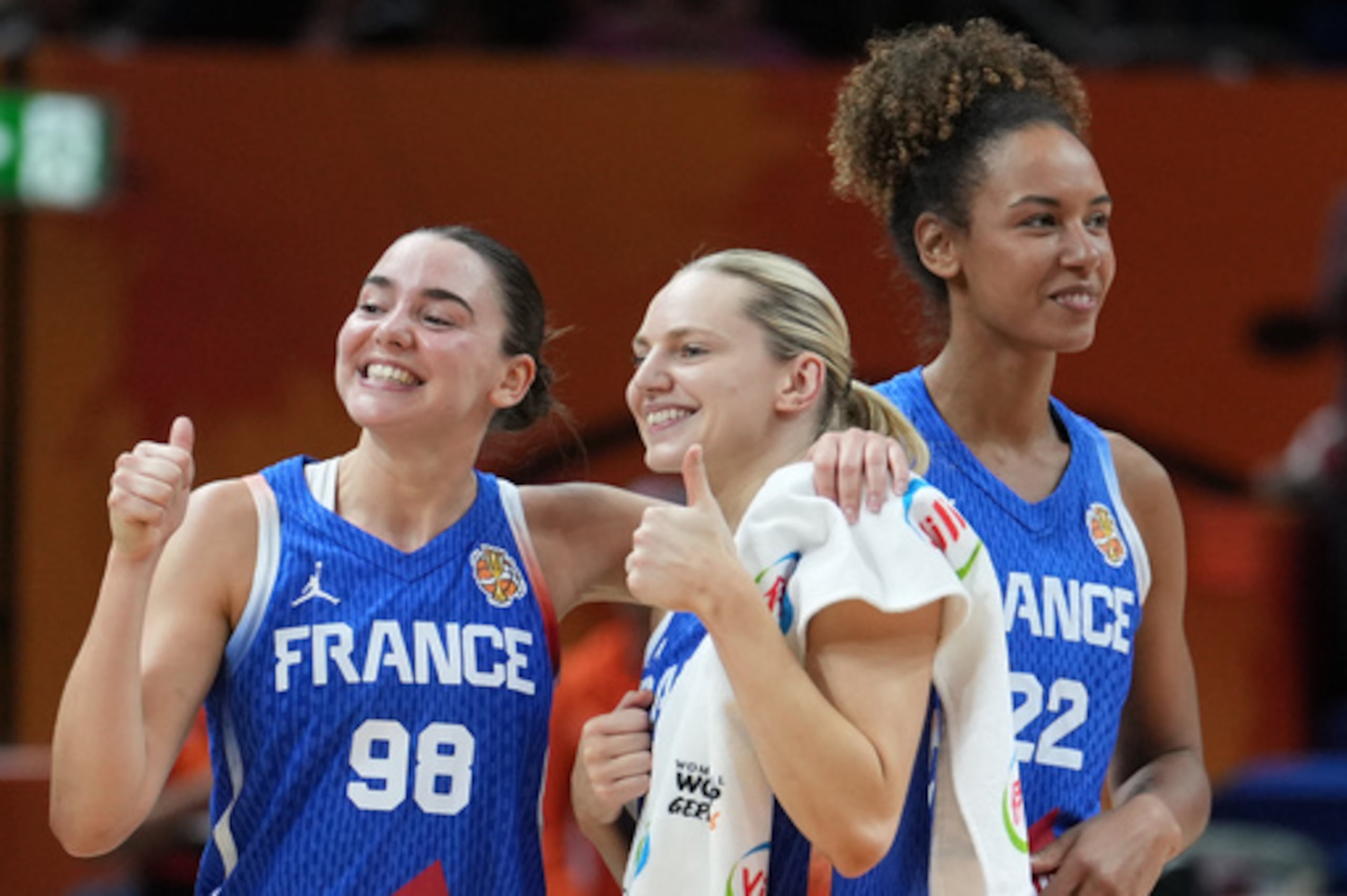 La francesa Pauline Astier, a la izquierda, y la también francesa Marine Johannes reaccionan tras el partido de cuartos de final del Mundial de Baloncesto Femenino entre China y Francia, celebrado en Berlín el jueves 10 de septiembre de 2026. (Foto AP/Ebrahim Noroozi)