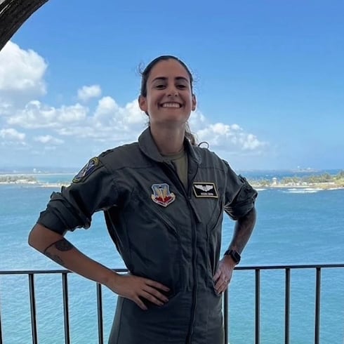 Capitana de raíces boricuas muere en avión cisterna estrellado en Irak