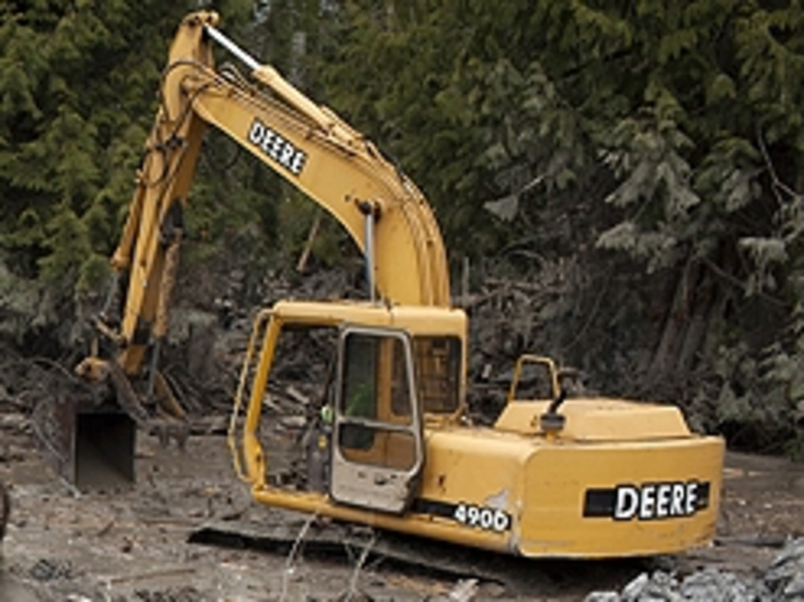 Cientos de rescatistas, usando excavadoras, se abrieron paso entre charcos de agua y fango, siguiendo a los perros que husmeaban entre escombros, piedras y trozos de metal retorcido. (EFE)