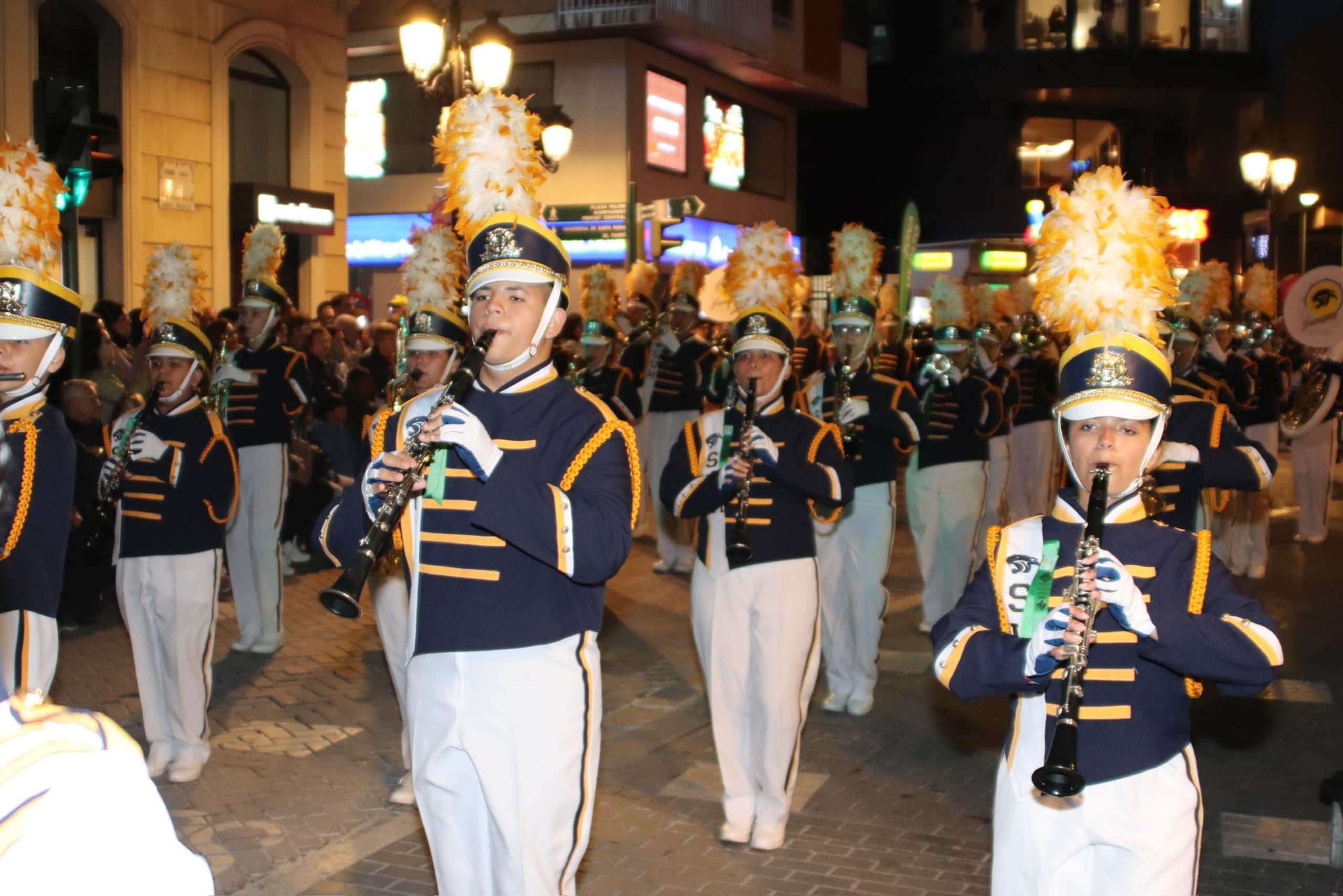 Bailarinas, batuteras y las abanderadas se encargaban de animar a los presentes a su paso, al tiempo que lucían los colores patrios, dejando en claro desde donde traían el contagioso sazón.