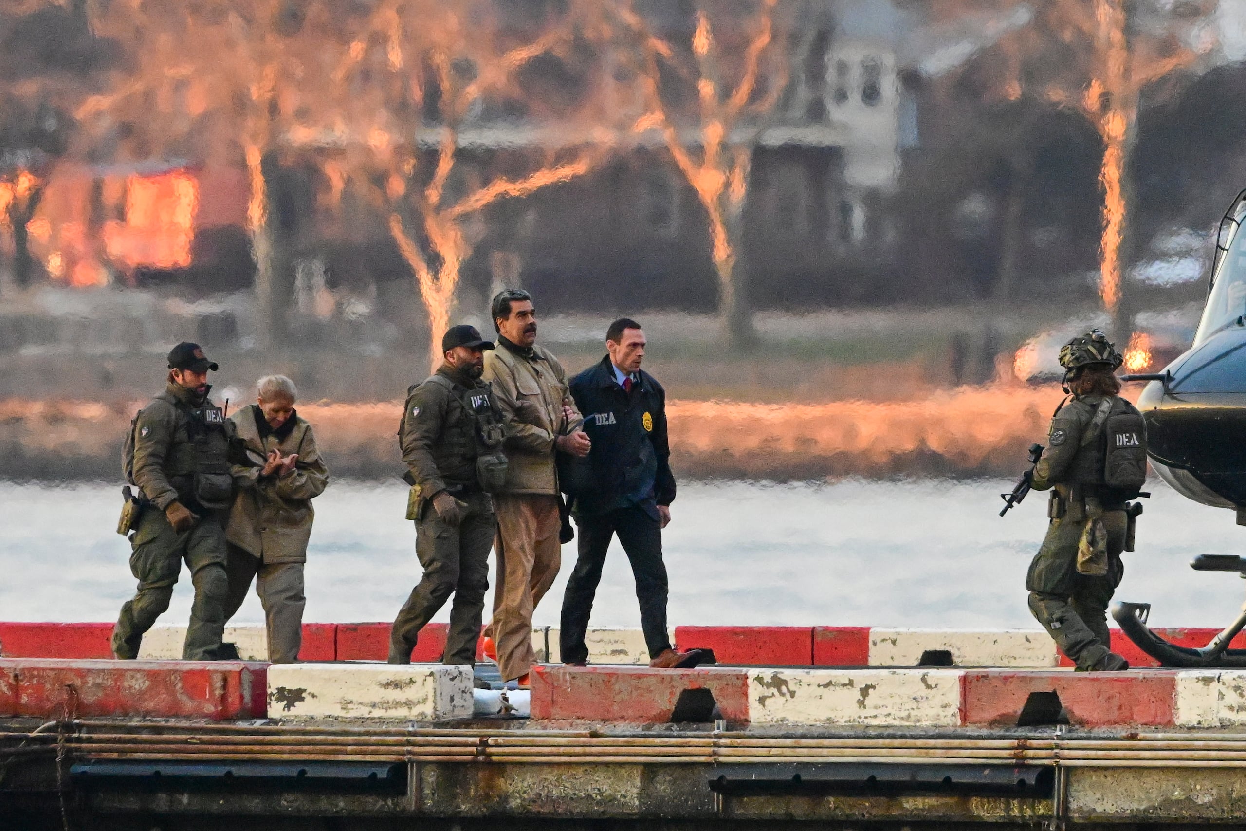 El presidente venezolano, Nicolás Maduro, y su esposa, Cilia Flores, llegan al helipuerto de Wall Street durante su transporte a la corte federal para su comparecencia en Nueva York.