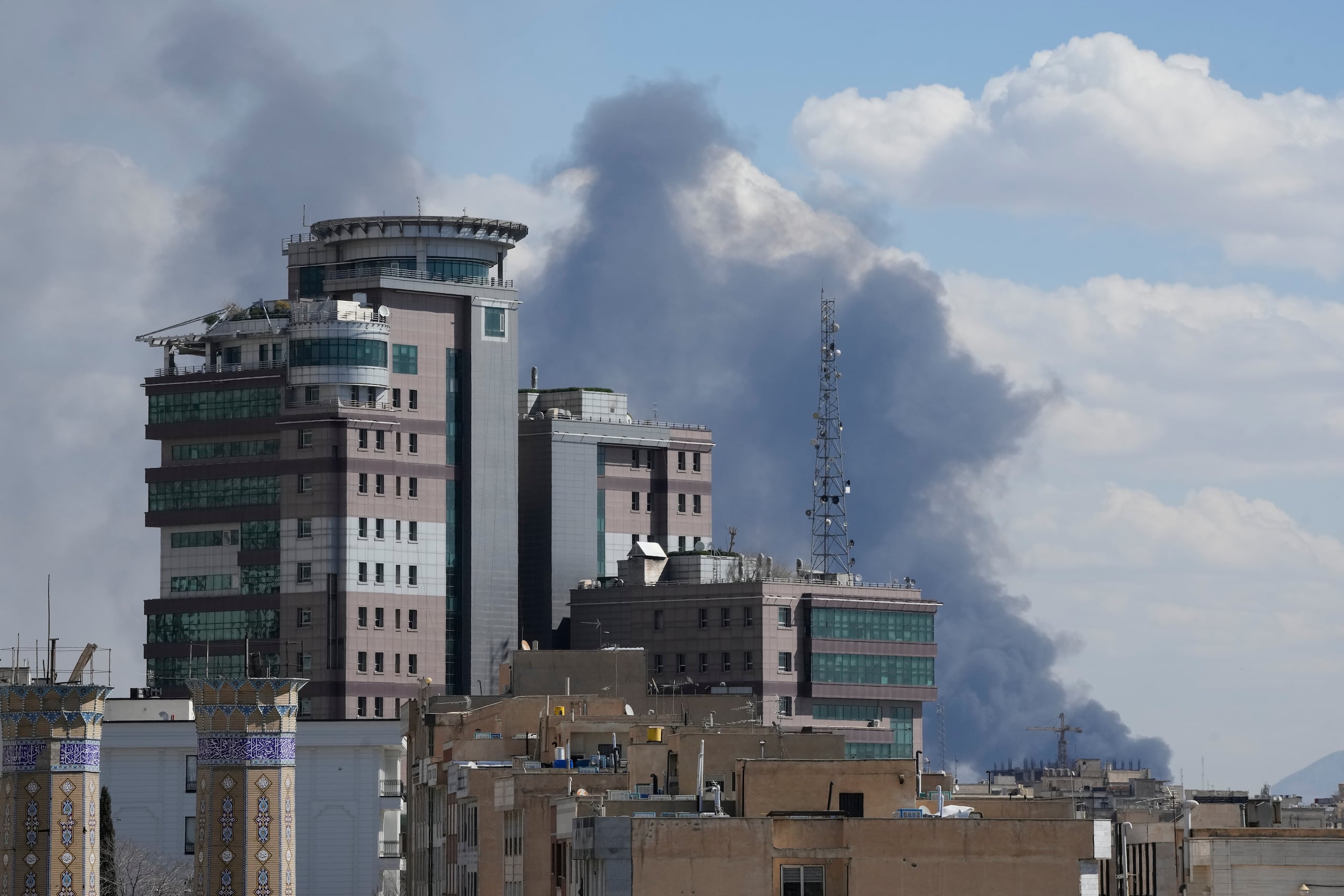 Humo se levanta en el centro de Teherán tras un segundo día de bombardeos en la capital de Irán.