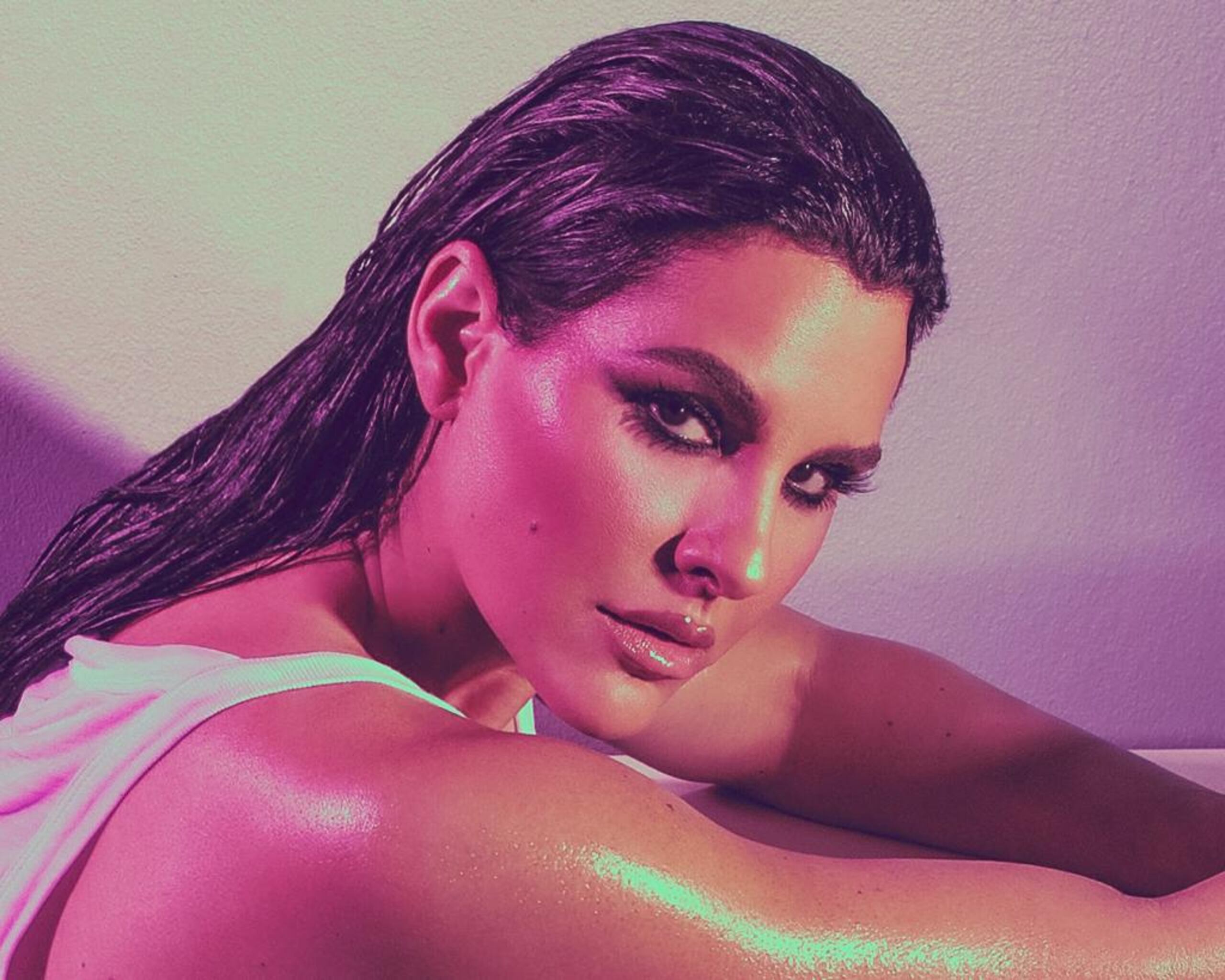 Grabado en Puerto Rico y dirigido por Raymesh Cintrón, el video narra la historia de un amor perdido que se niega a desaparecer, tejiendo sensualidad y misterio en cada escena.