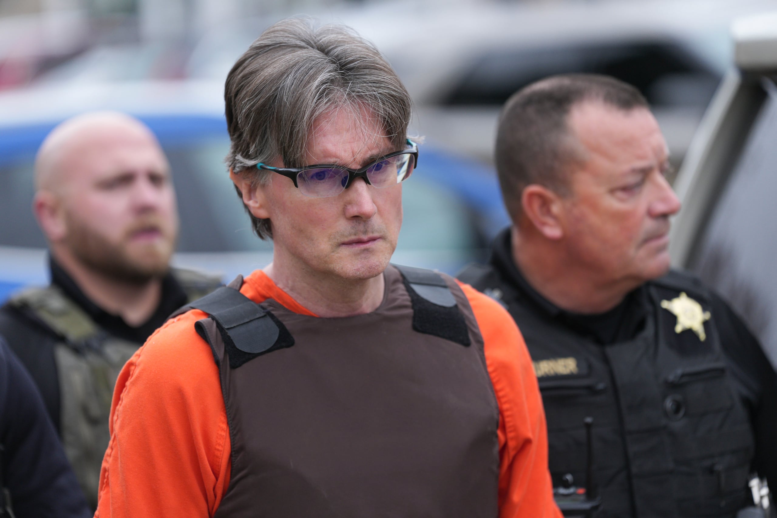 Andersen hizo su primera aparición en Corte el viernes por la mañana, vestido con un mono naranja de prisión y un chaleco blindado.