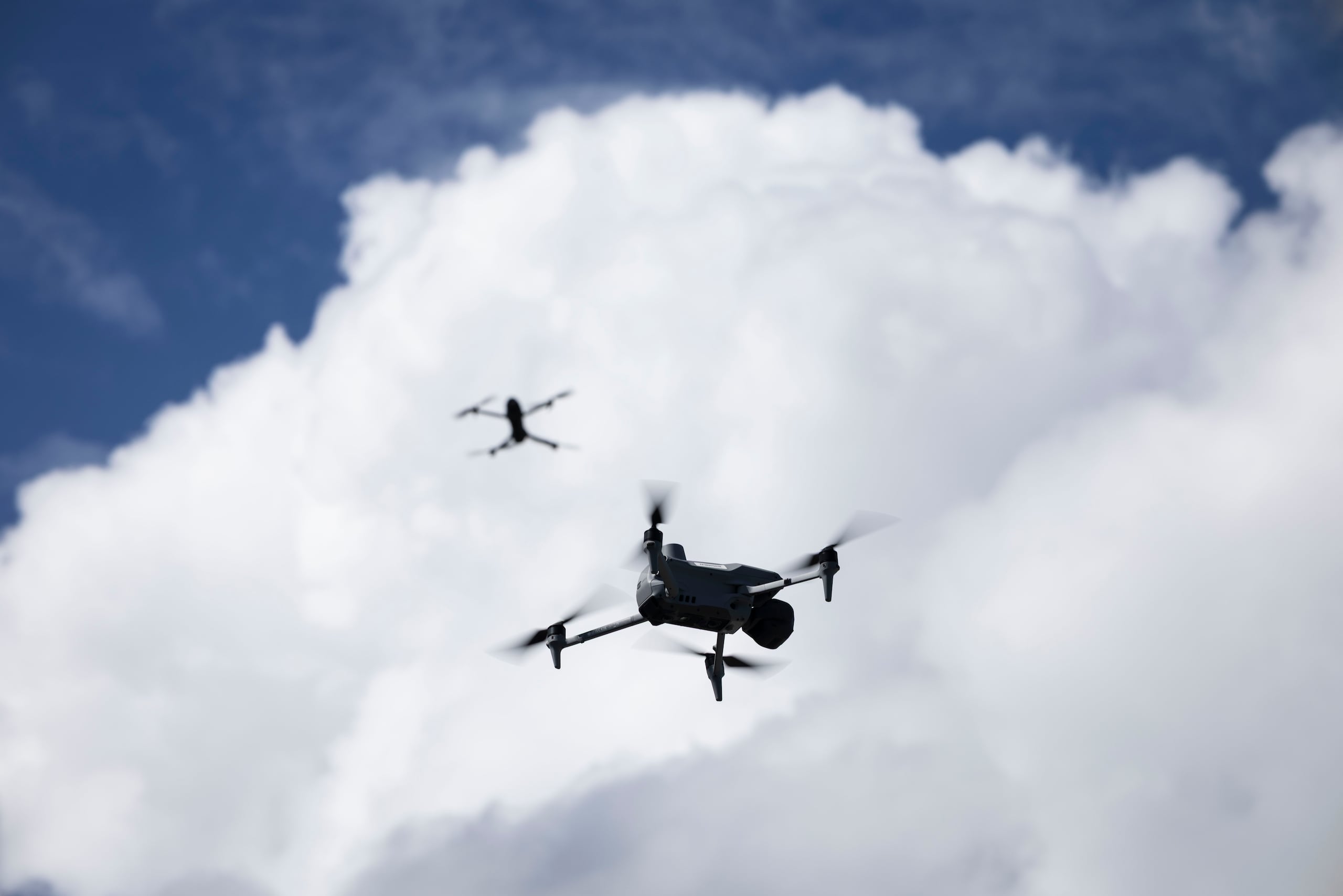 Taylor afirmó que los cárteles emplean cada vez más sistemas de aeronaves no tripuladas para facilitar el tráfico ilícito de personas y espiar activamente al personal militar y los agentes de CBP.