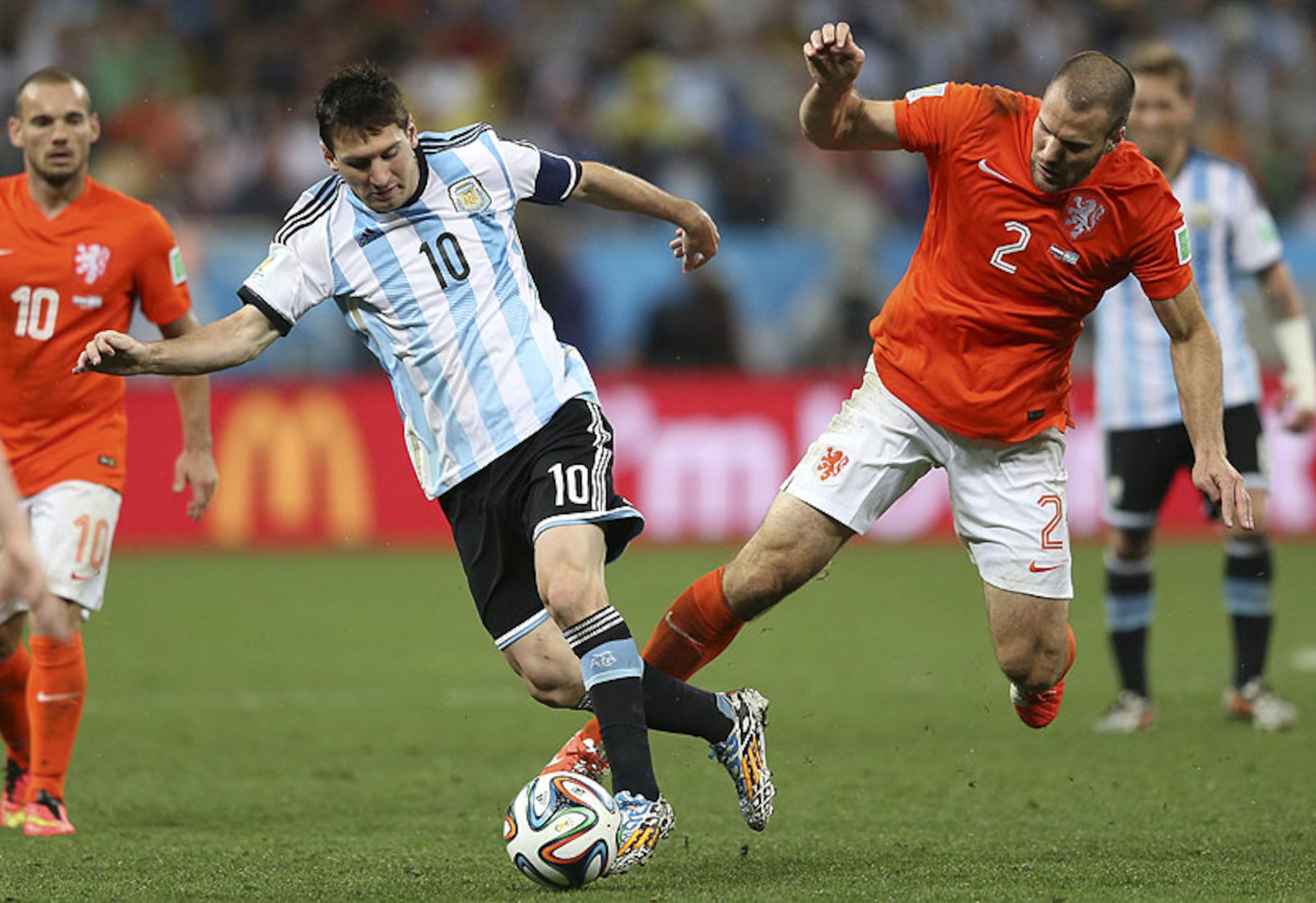 El delantero argentino Lionel Messi (i) y el defensa holandés Ron Vlaar, durante el partido Holanda-Argentina, de semifinales del Mundial de Fútbol de Brasil 2014. (EFE)