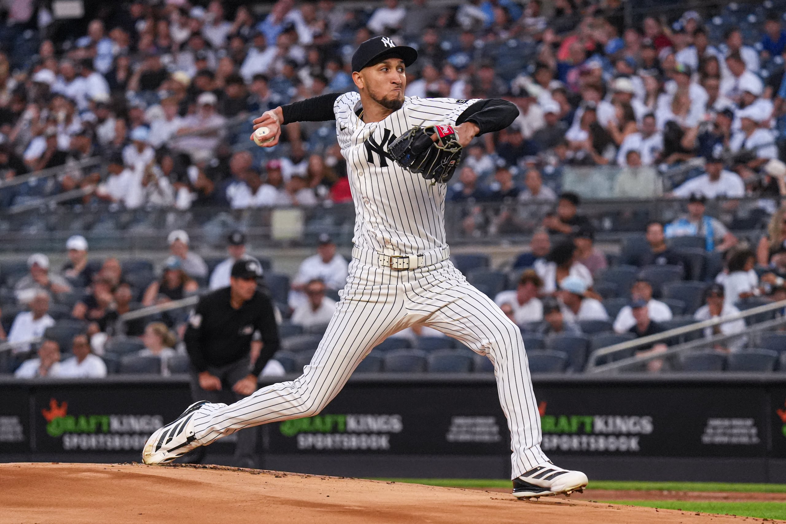 Elmer Rodríguez lanza en la primera entrada contra los Astros. Realizaba su primera apertura en las Mayores desde el 21 de junio.