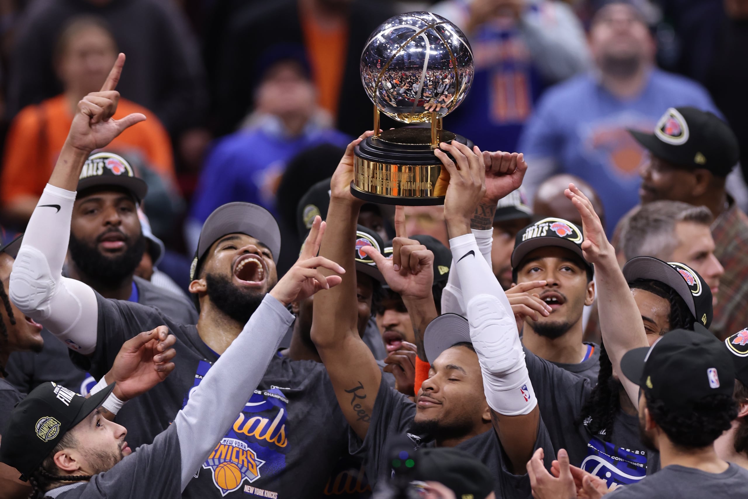 Jugadores de los Knicks de Nueva York levantan el trofeo de campeón del Este tras el juego 4 de las finales de Conferencia ante los Cavaliers de Cleveland el lunes 25 de mayo del 2026. (AP Foto/Tim Phillis)